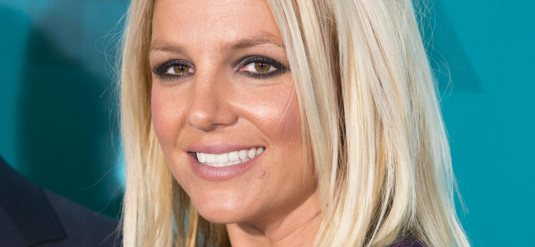 Britney Spears Fans Think Her TEETH May Be PROOF Of AI