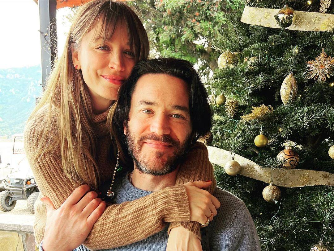 Kaley Cuoco and Tom Pelphrey are having a great Christmas