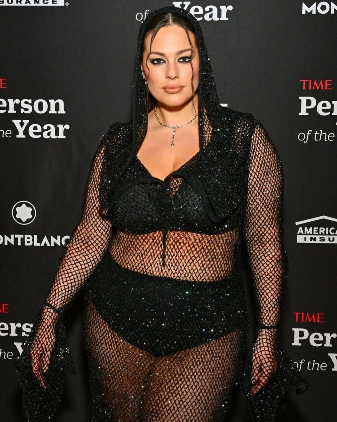 Plus-size model Ashley Graham stuns in sexy lingerie and puts waif