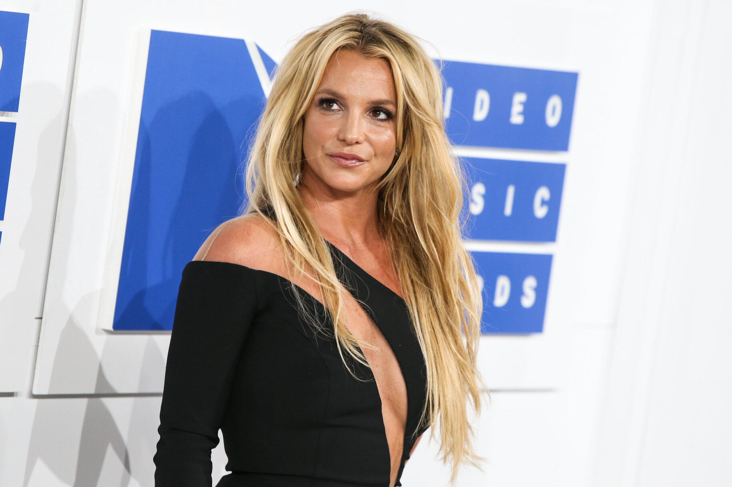 Britney Spears usando vestido Julien MacDonald, joias H Stern e sapatos Christian Louboutin chega ao MTV Video Music Awards 2016