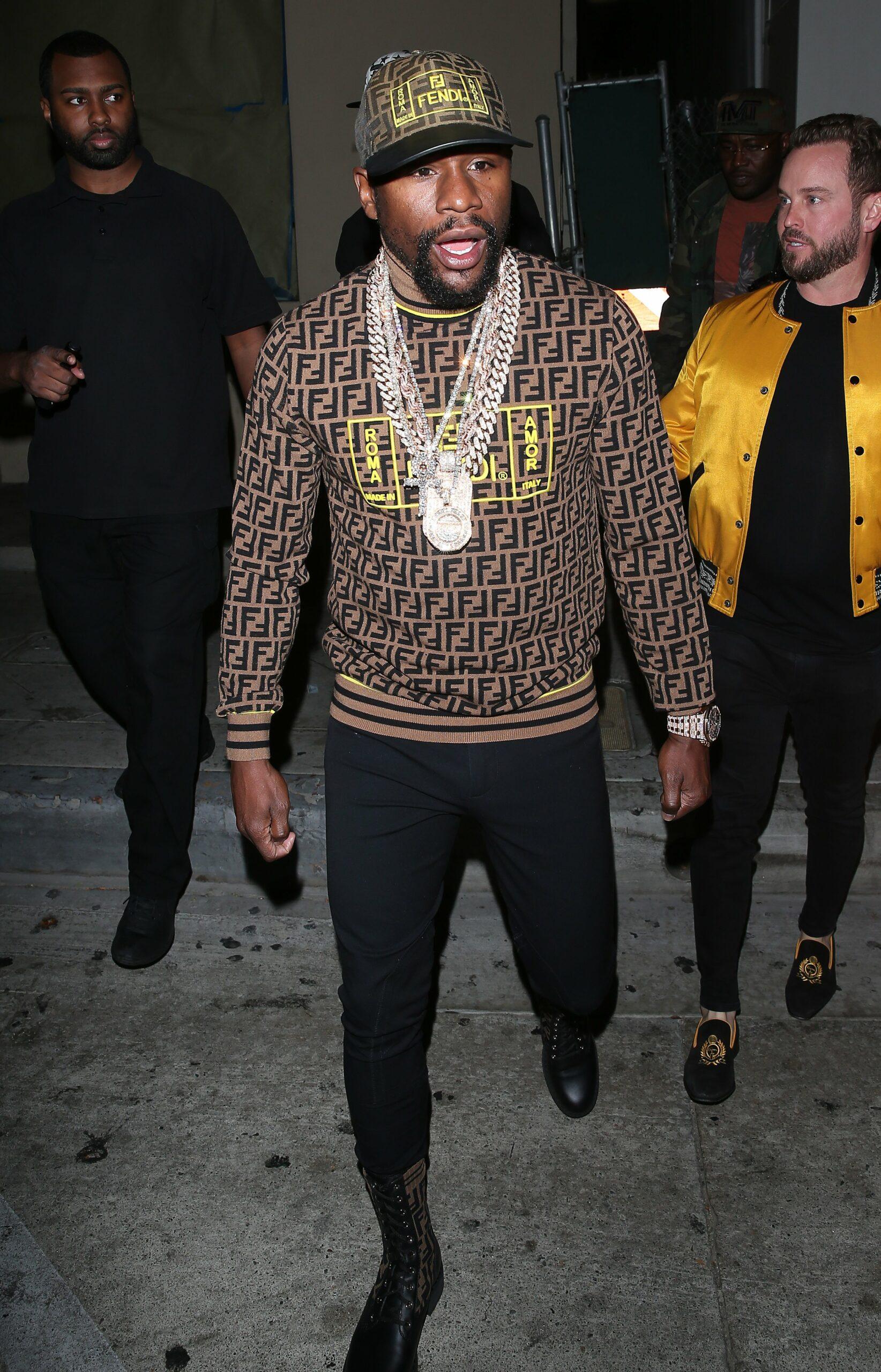 Floyd Mayweather pingando roupas de grife e correntes de ouro foi visto saindo do jantar no restaurante 'Catch' em West Hollywood, CA