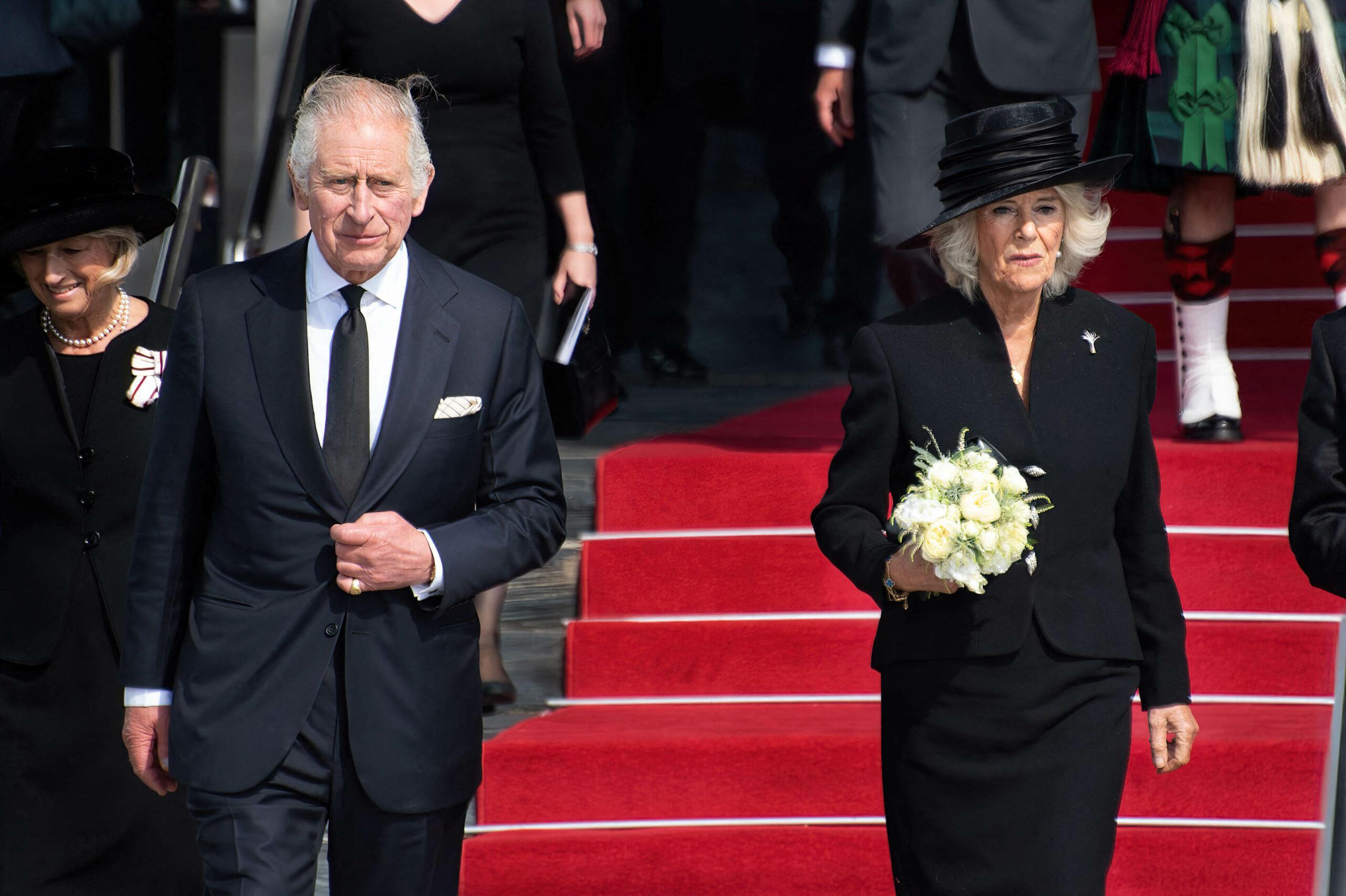 Rei Carlos III e Rainha Consorte Camilla em sua primeira visita oficial como novo líder do Reino Unido