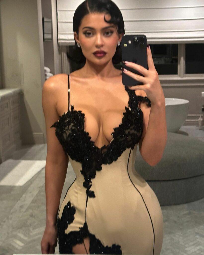 Kylie Jenner tira uma selfie.