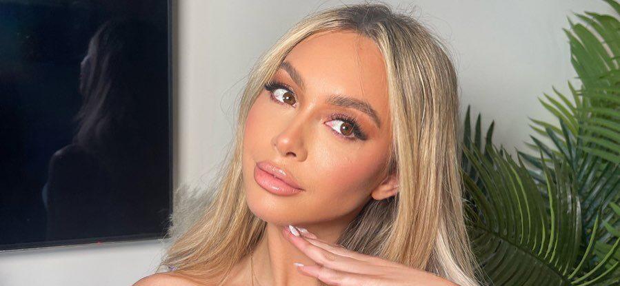 Corinne Olympios corset