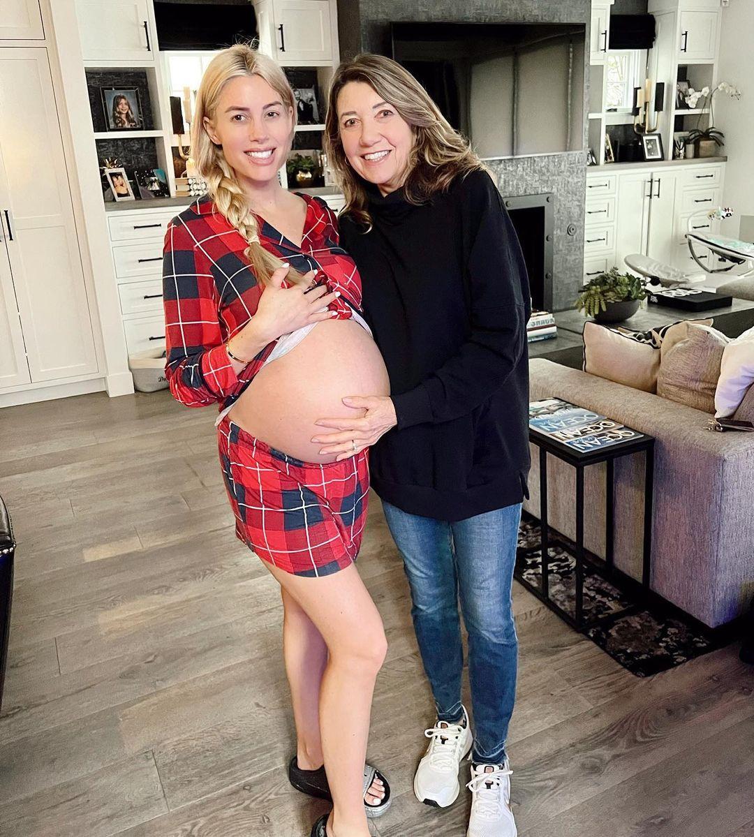 See The Resemblance Between Heather Rae Young And Her Mom During Pregnancy