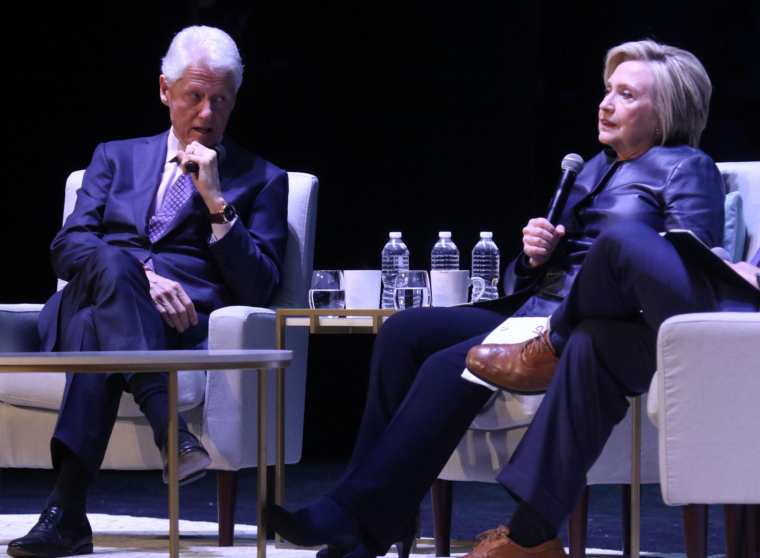 Hillary Clinton e Bill Clinton em uma noite com os Clinton no Beacon Theatre