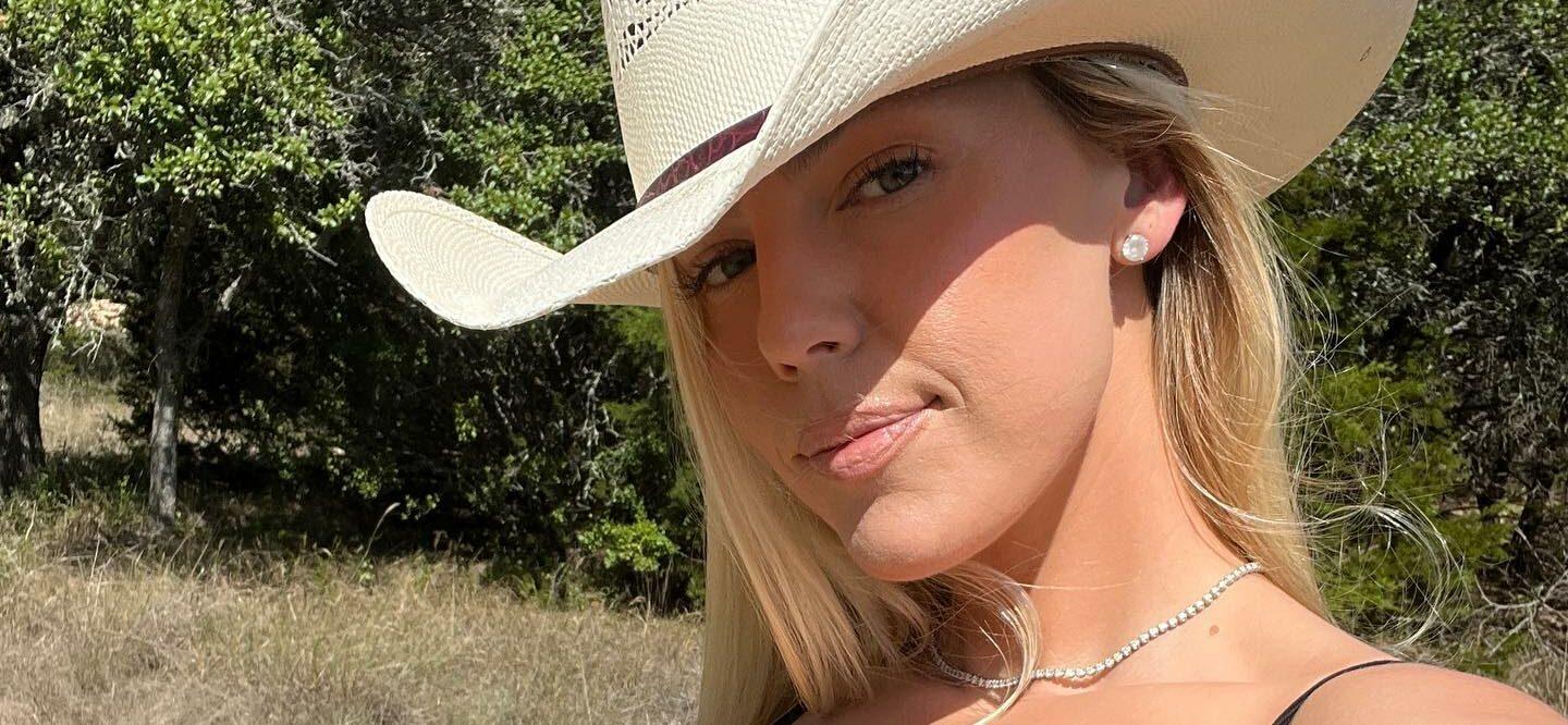 Jenna Lee In Stringy Bikini Slips On Her Cowgirl Hat