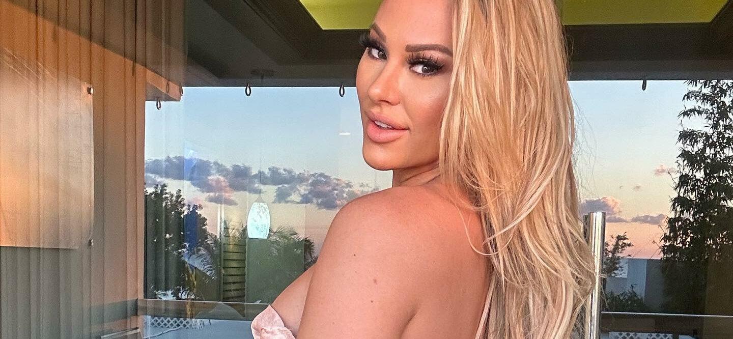 Kindly Myers Flaunts Her Famous Booty In Daisy Dukes