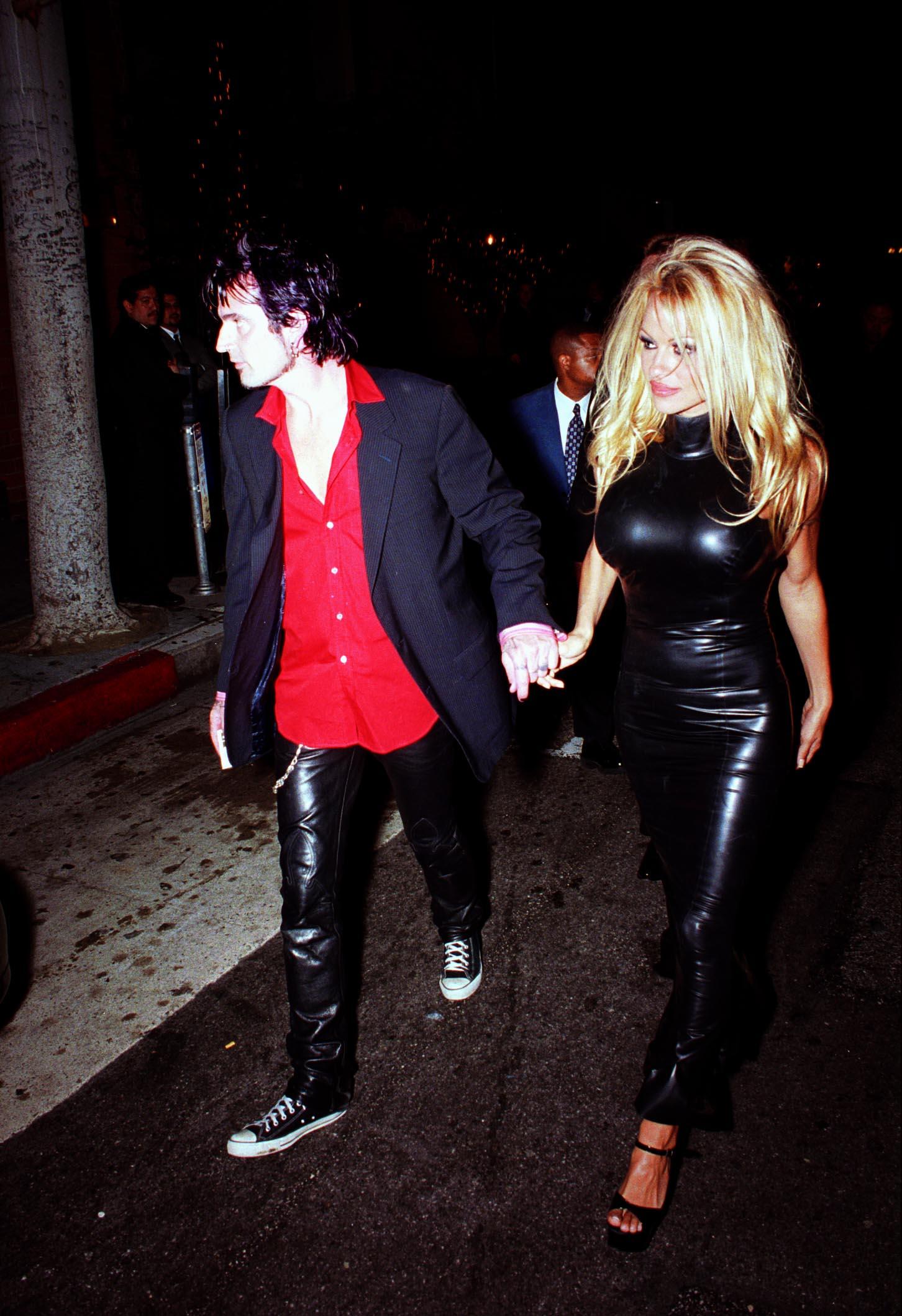 Pam Anderson & Tommy Lee holding hands