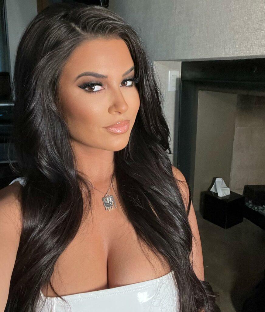 Rachel Bush Is GLOWING During Steamy Selfie Session