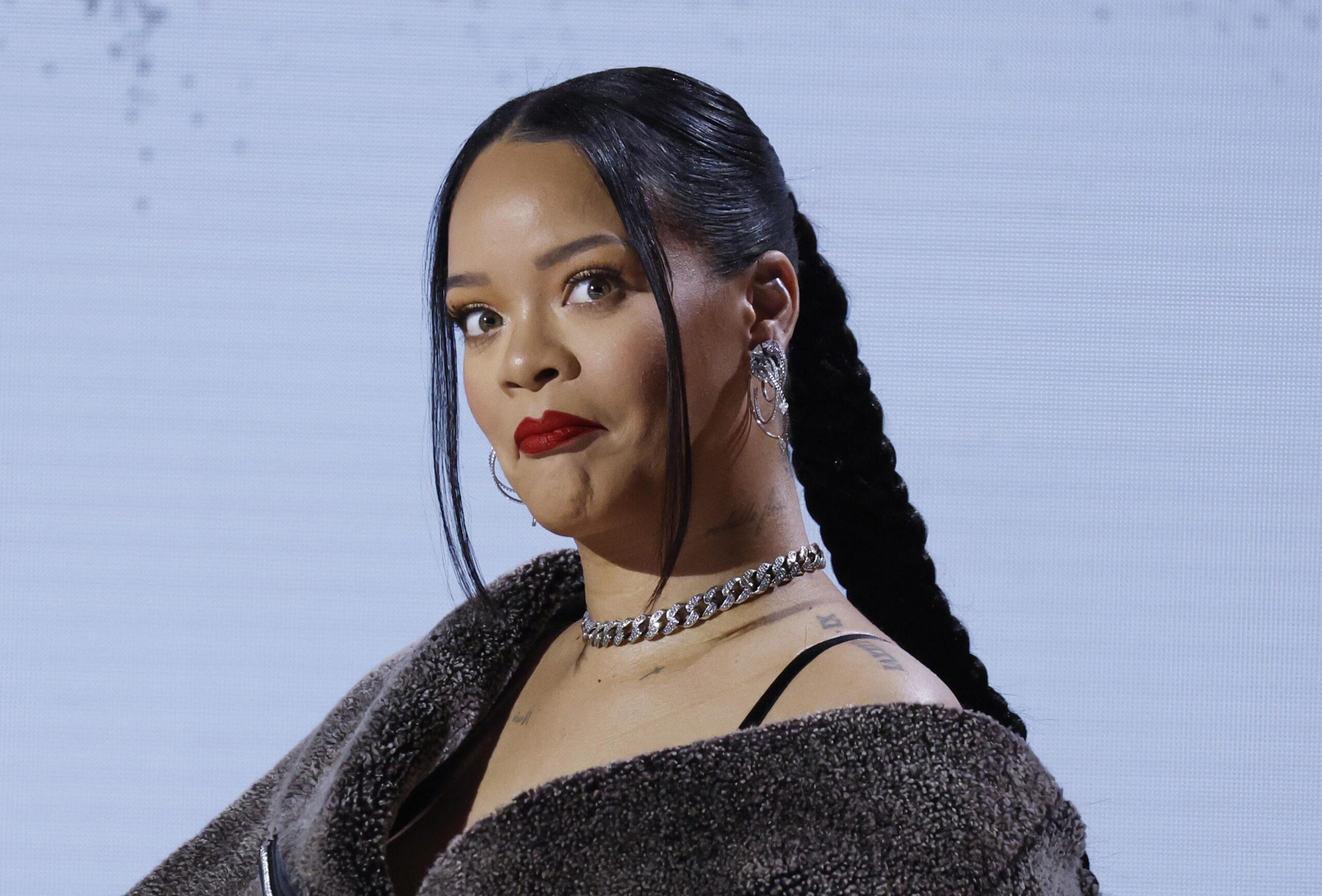 Rihanna na conferência de imprensa antes do jogo e intervalo do Super Bowl LVII no Arizona
