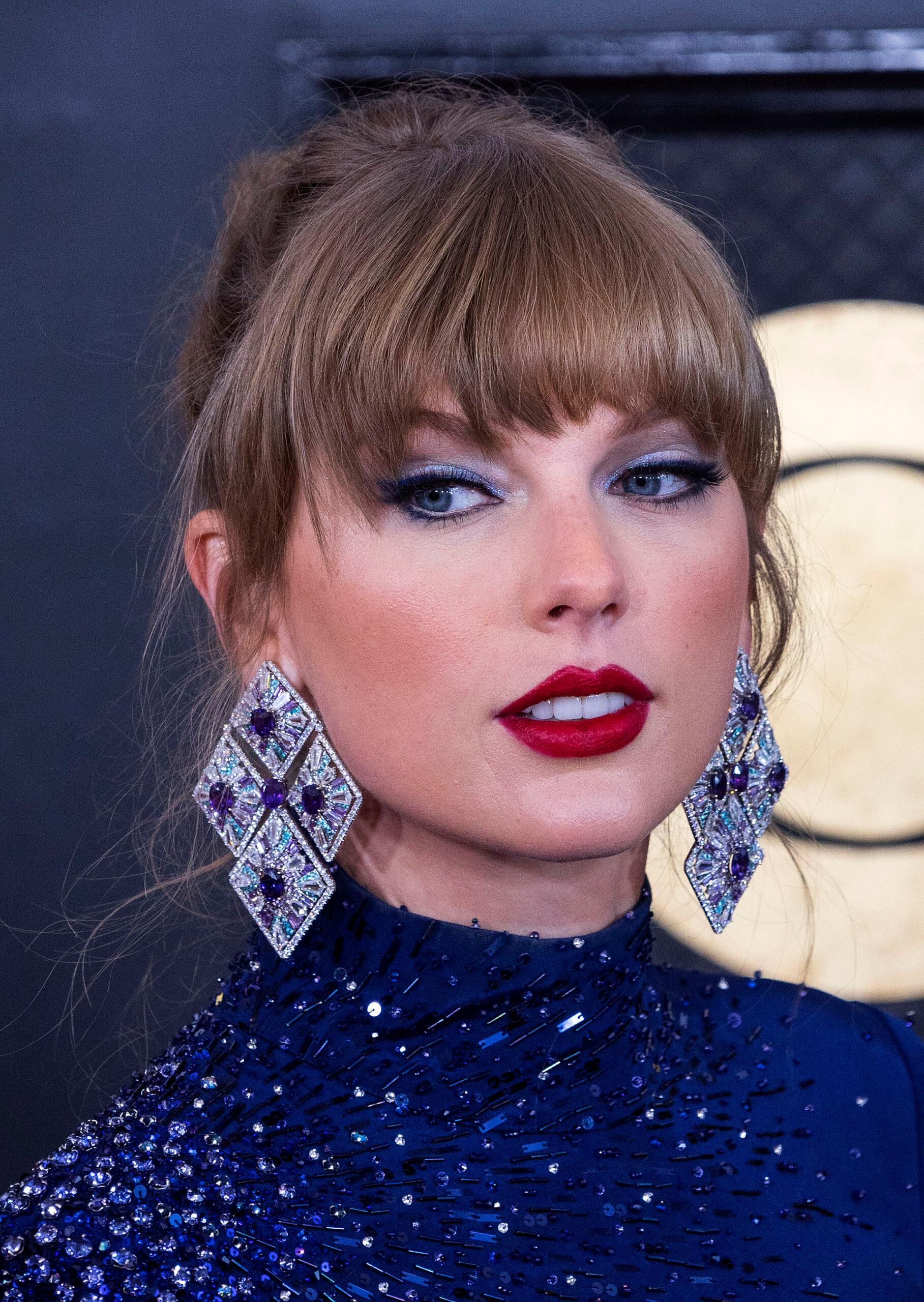 Taylor Swift Shows Some Skin In ‘Midnight’ Blue Grammy Gown