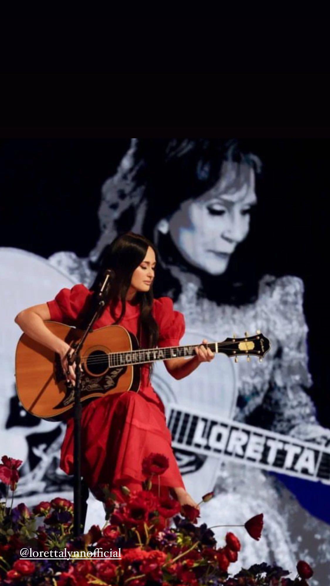 Kacey Musgraves Full Of Emotion Performing With Loretta Lynn's Guitar