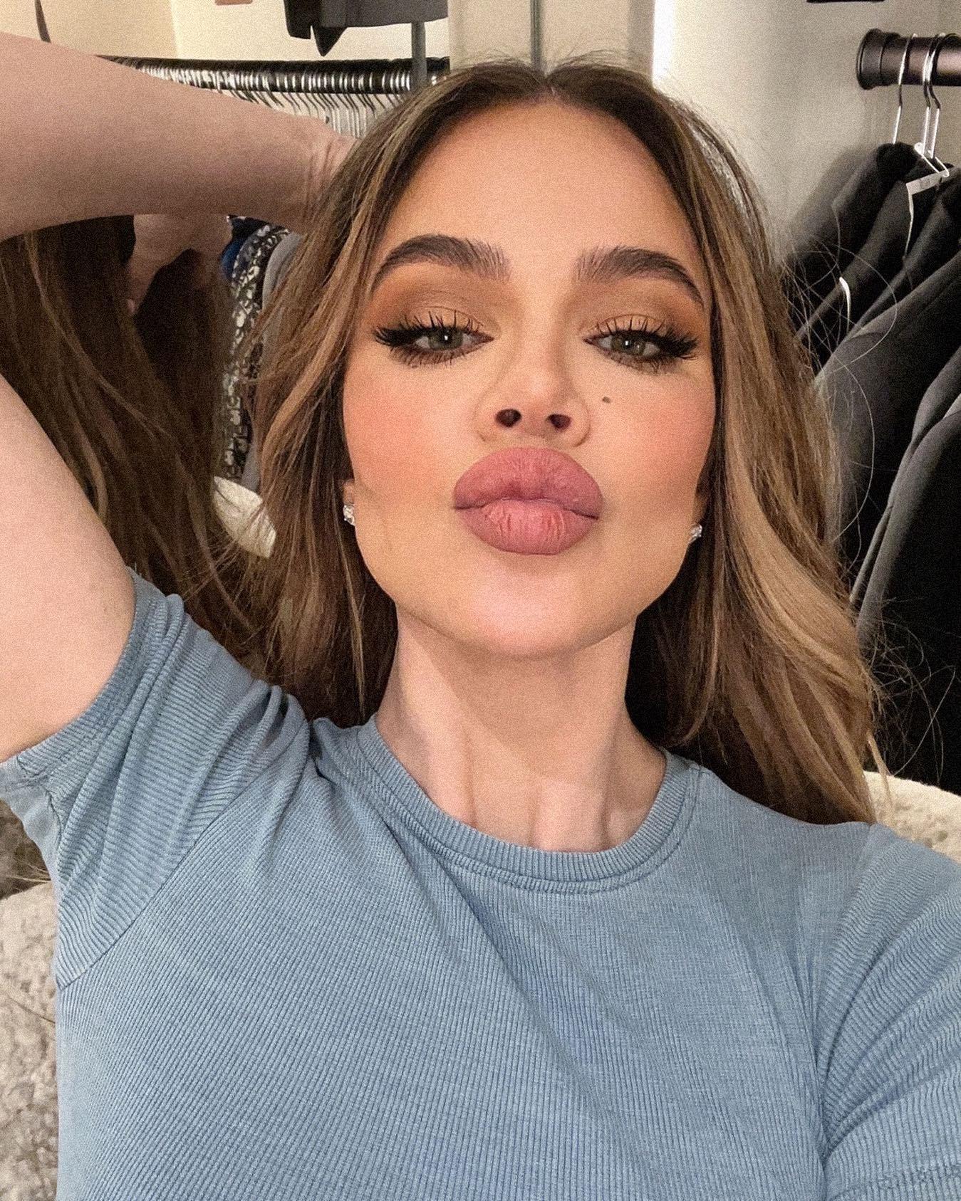 Khloe Kardashian shows off her duck lips