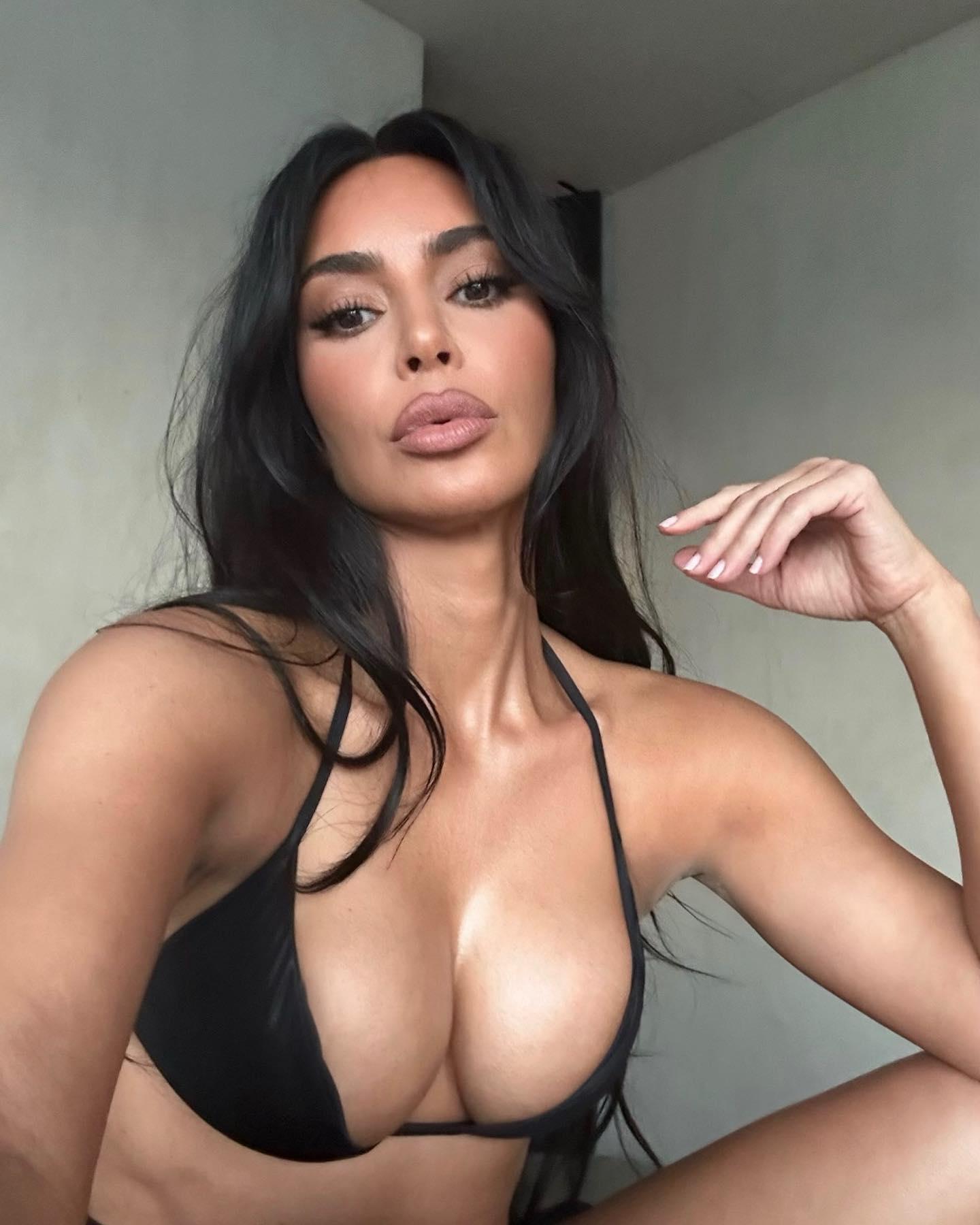 Kim Kardashian black bikini selfie