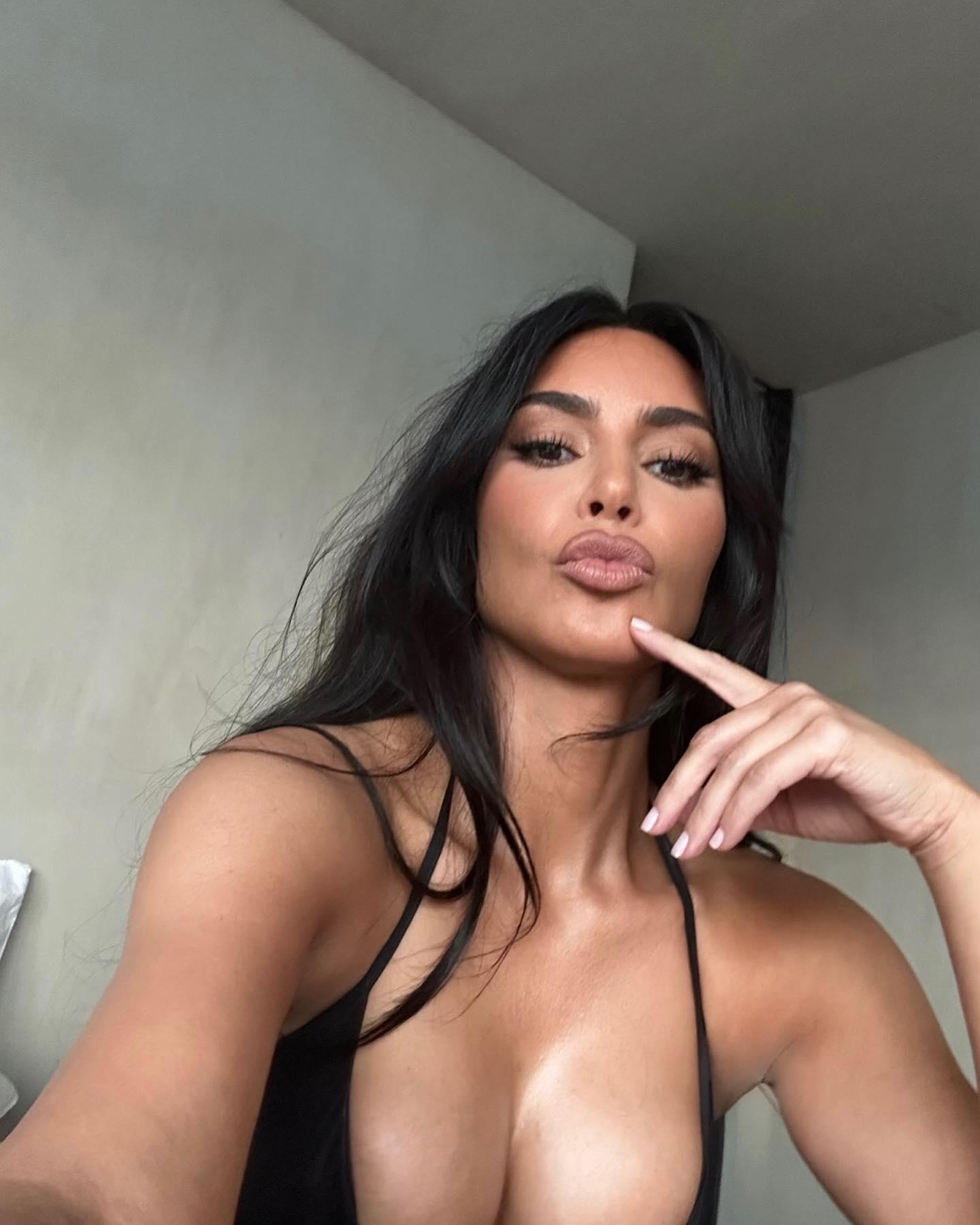 Kim Kardashian black bikini selfie