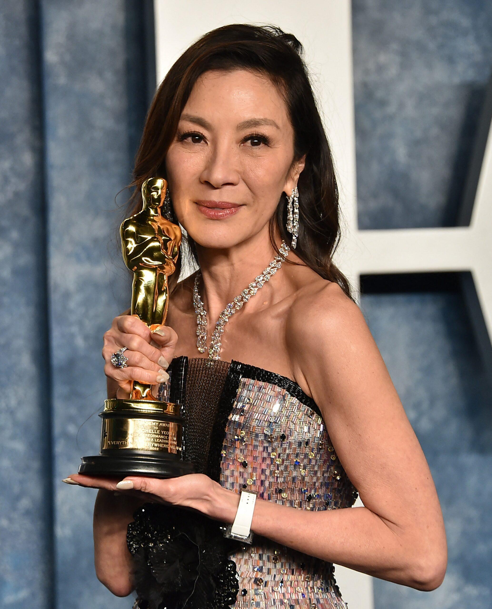 Michelle Yeoh na festa do Oscar da Vanity Fair