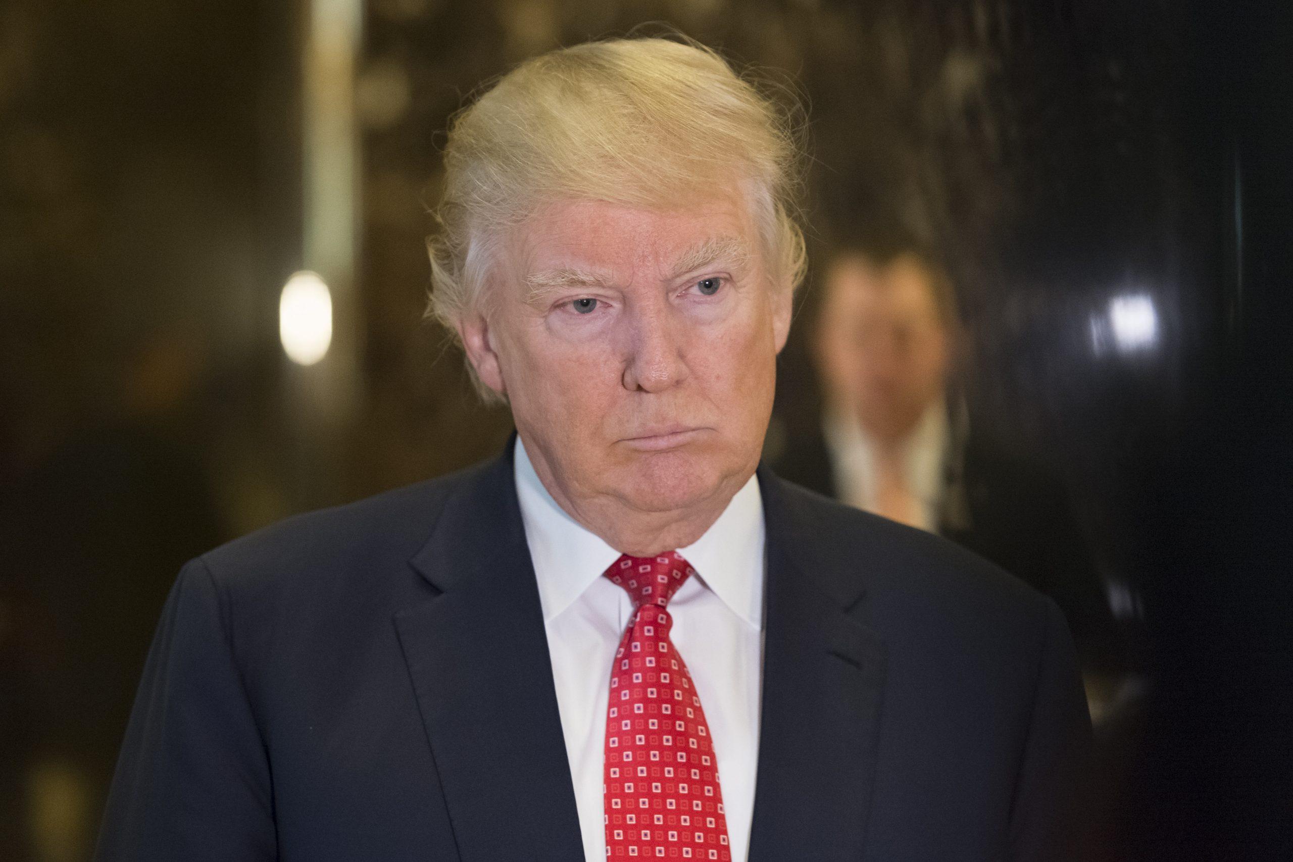 Donald Trump e autoridades políticas vistos no lobby da Trump Tower em Nova York