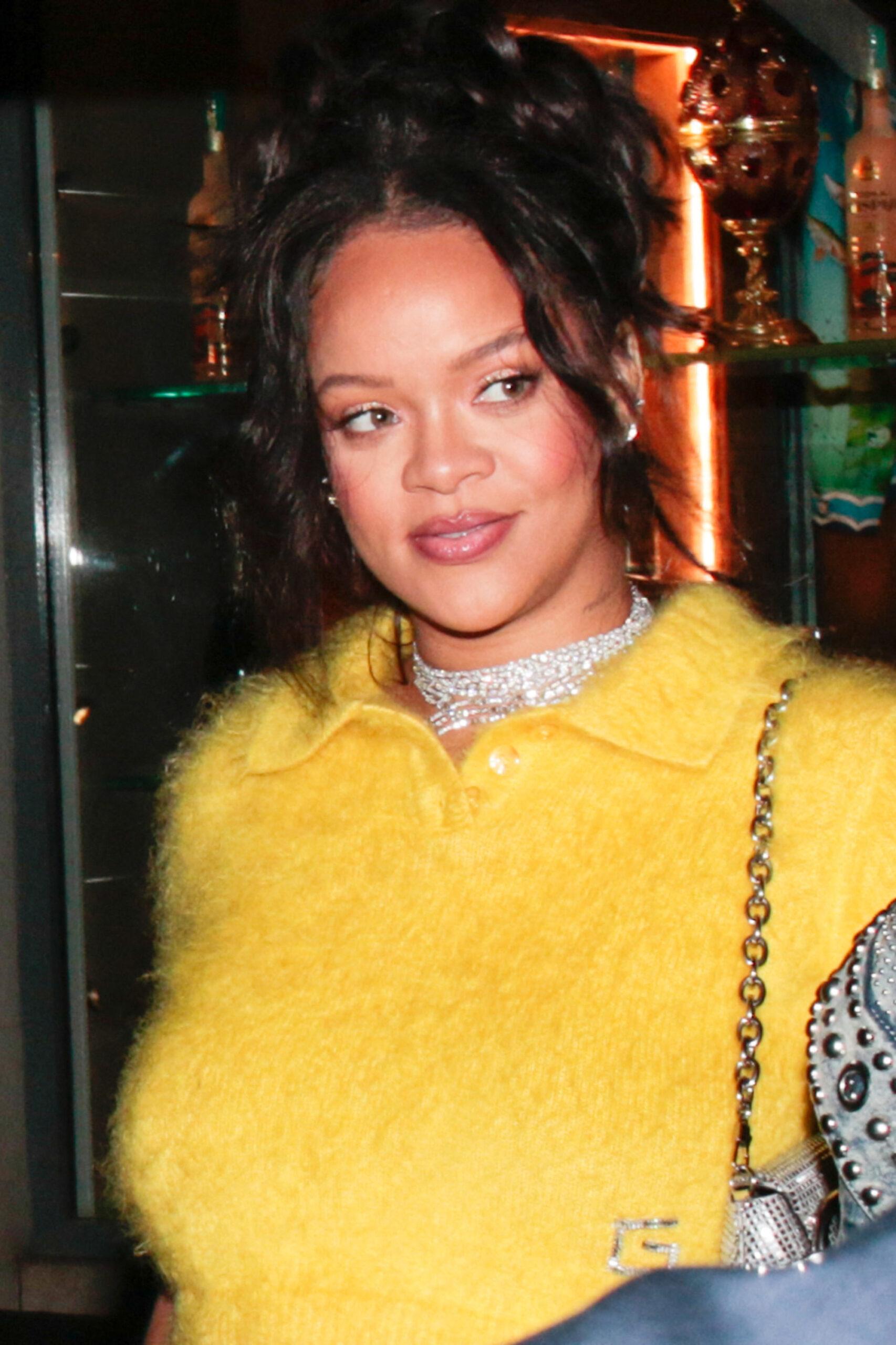 Rihanna está ultrapassando os limites da moda maternidade enquanto arrasa na colheita amarela e exibe a barriguinha do bebê para um jantar