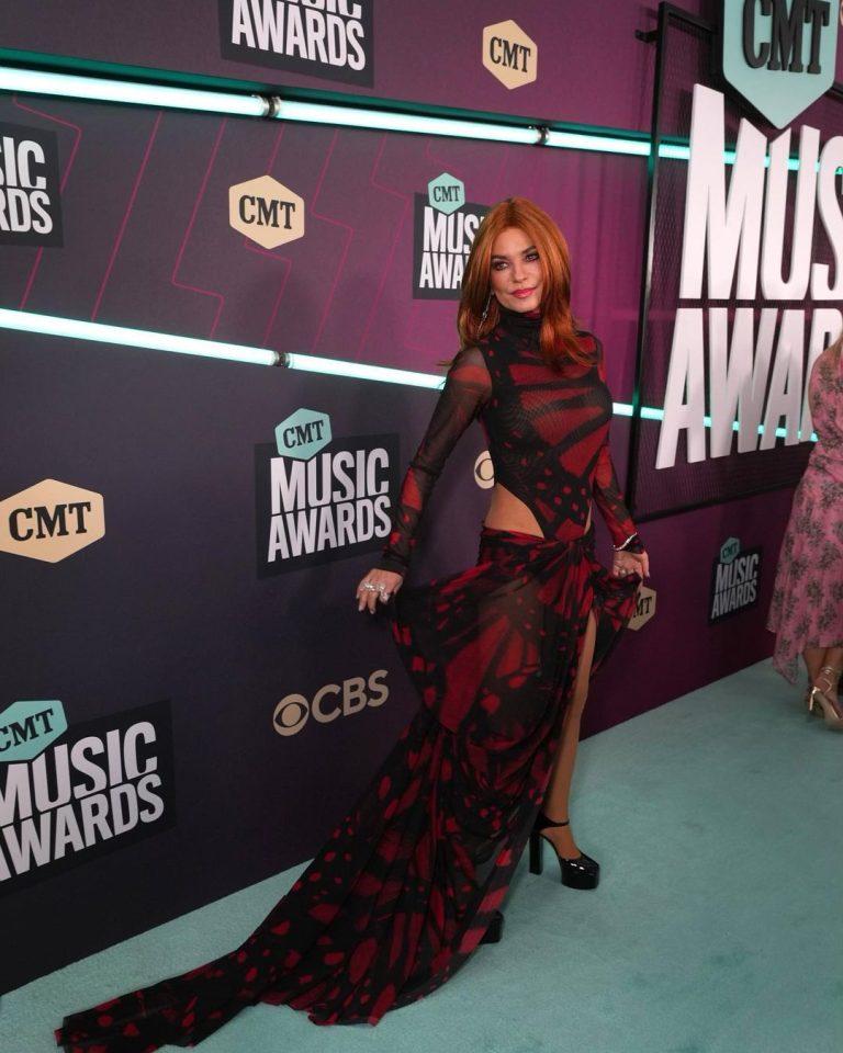 Shania Twain Shows Off Abs As She Defends CMT Awards Outfits