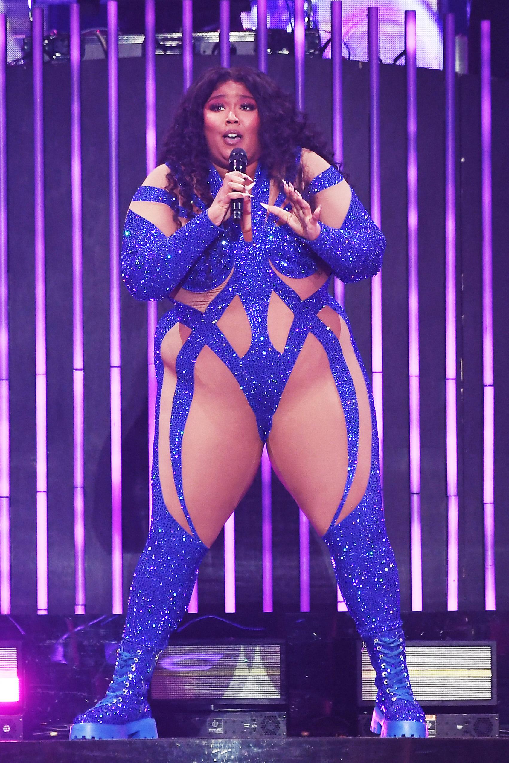 Lizzo se apresentando na O2 Arena