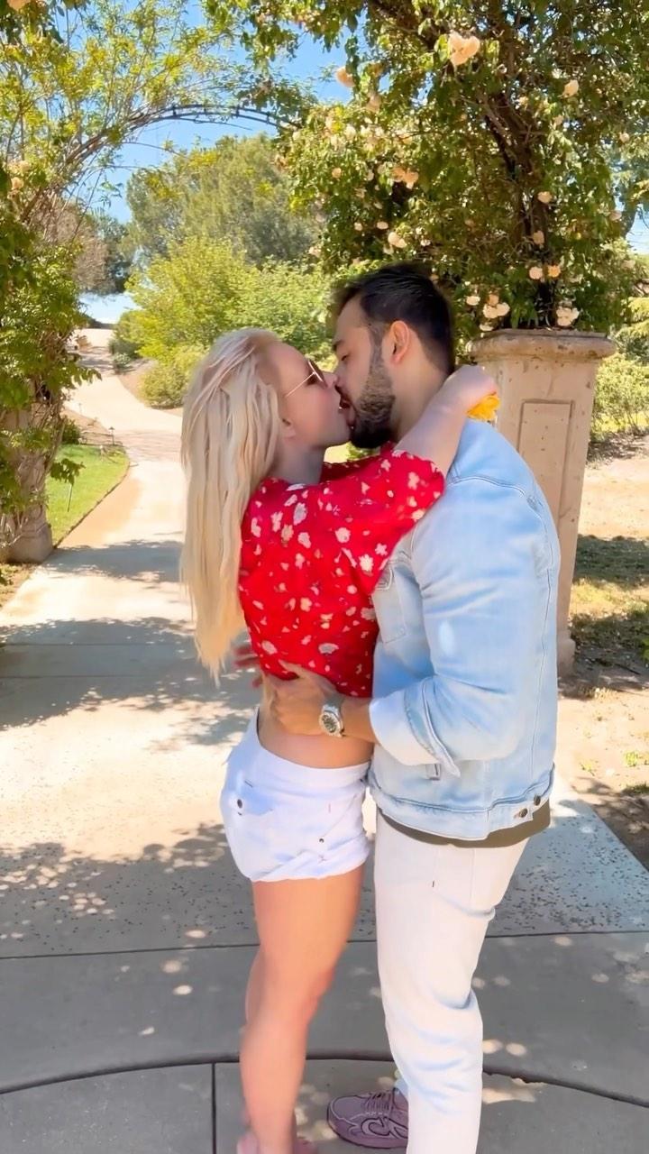 Britney Spears packs on the PDA with Sam Asghari