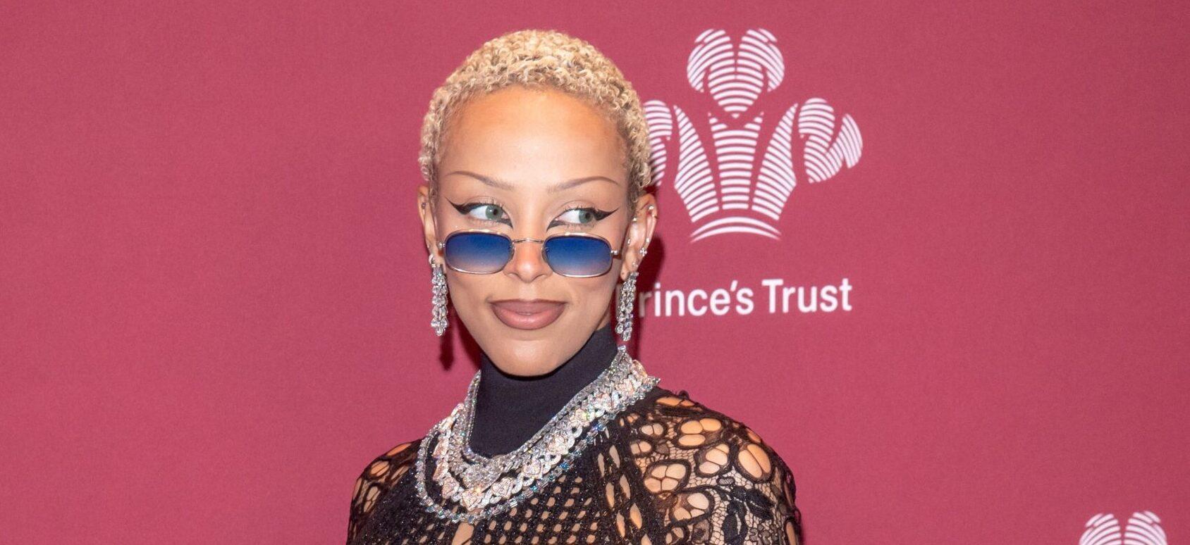 Doja Cat Flaunts Huge Assets While Showing Off Her Bizarre Editing Skills