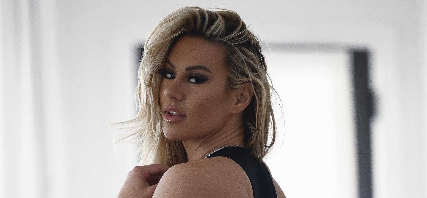 Khloe Kardashian shows off trim figure in leggings