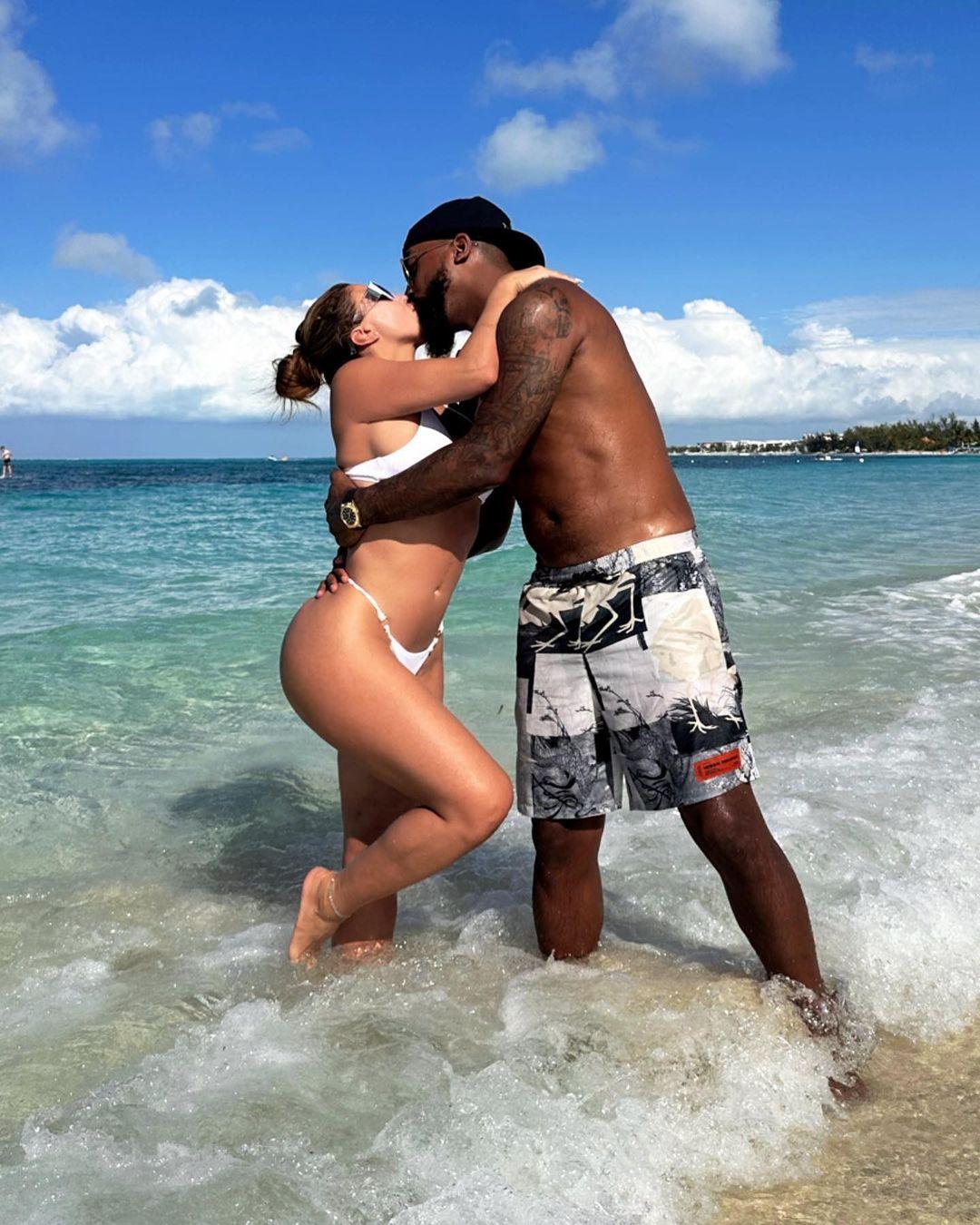 Larsa Pippen kisses Marcus Jordan at the beach.