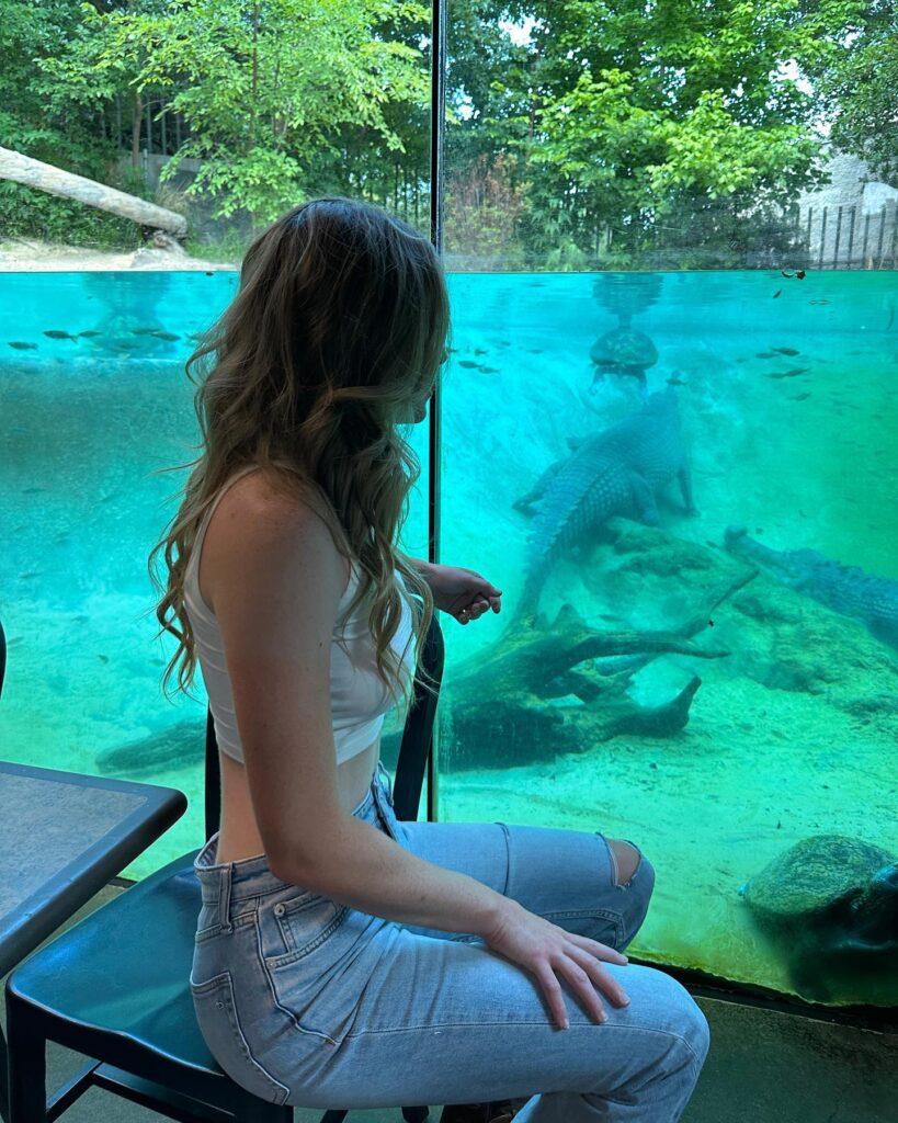 Golfer Grace Charis Visits The Zoo In A Thin Crop Top(04)
