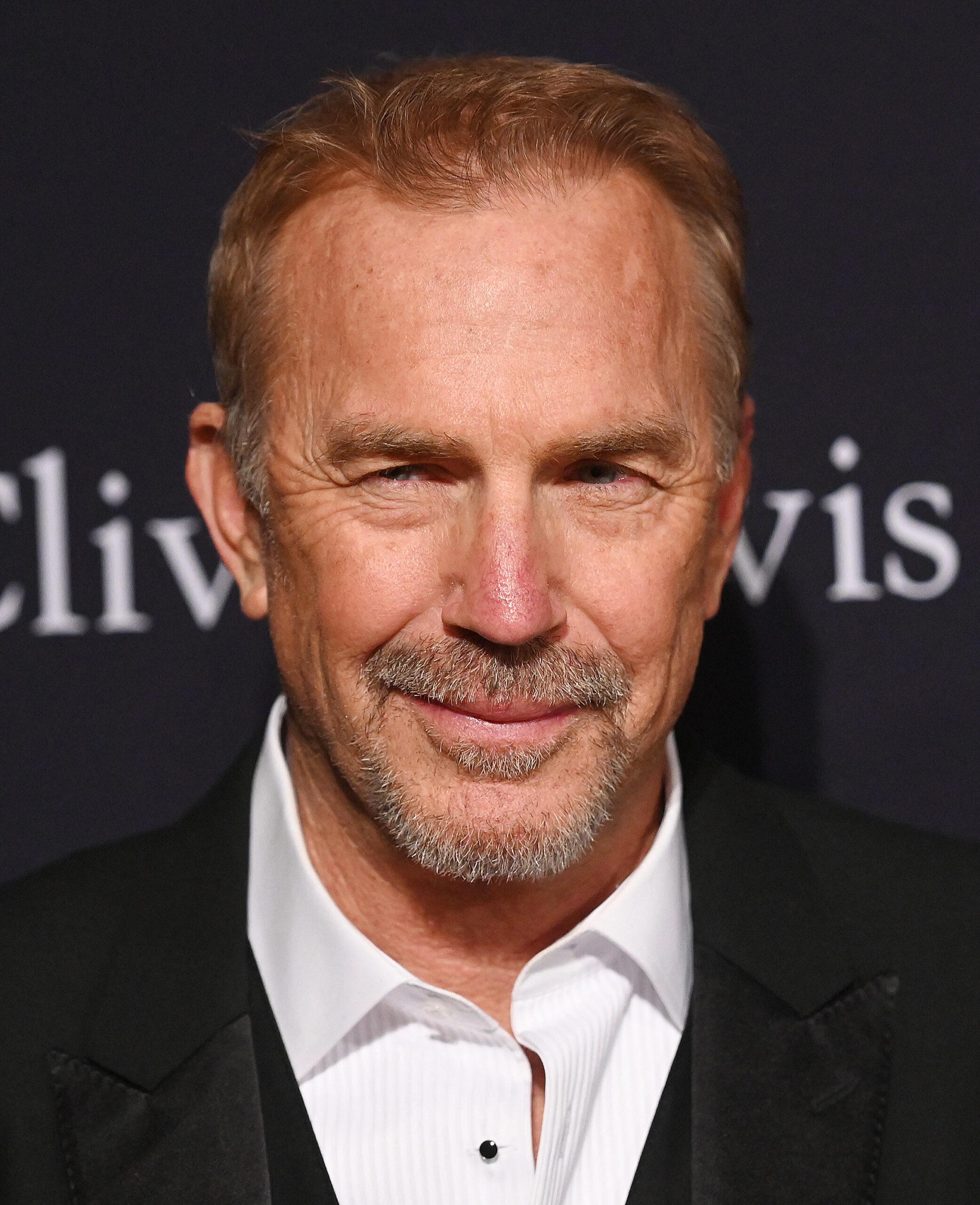 Kevin Costner na festa anual pré-Grammy de Clive Davis - chegadas