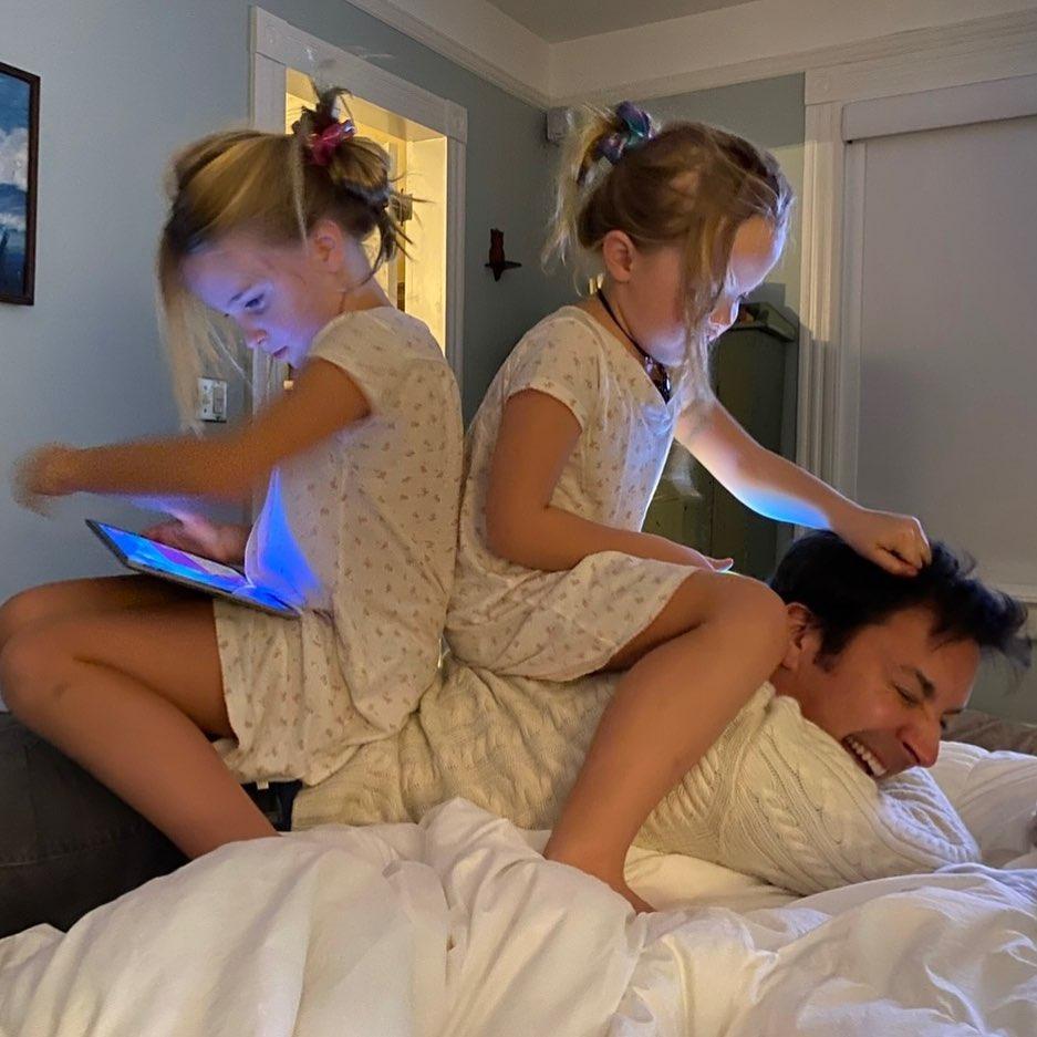 Jimmy Fallon with his daughters