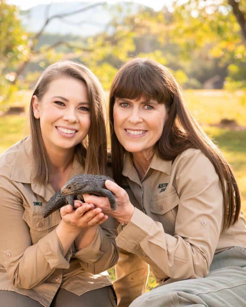 Bindi Irwin Sings Mom Terri's Endless Qualities In Emotional Birthday(02)