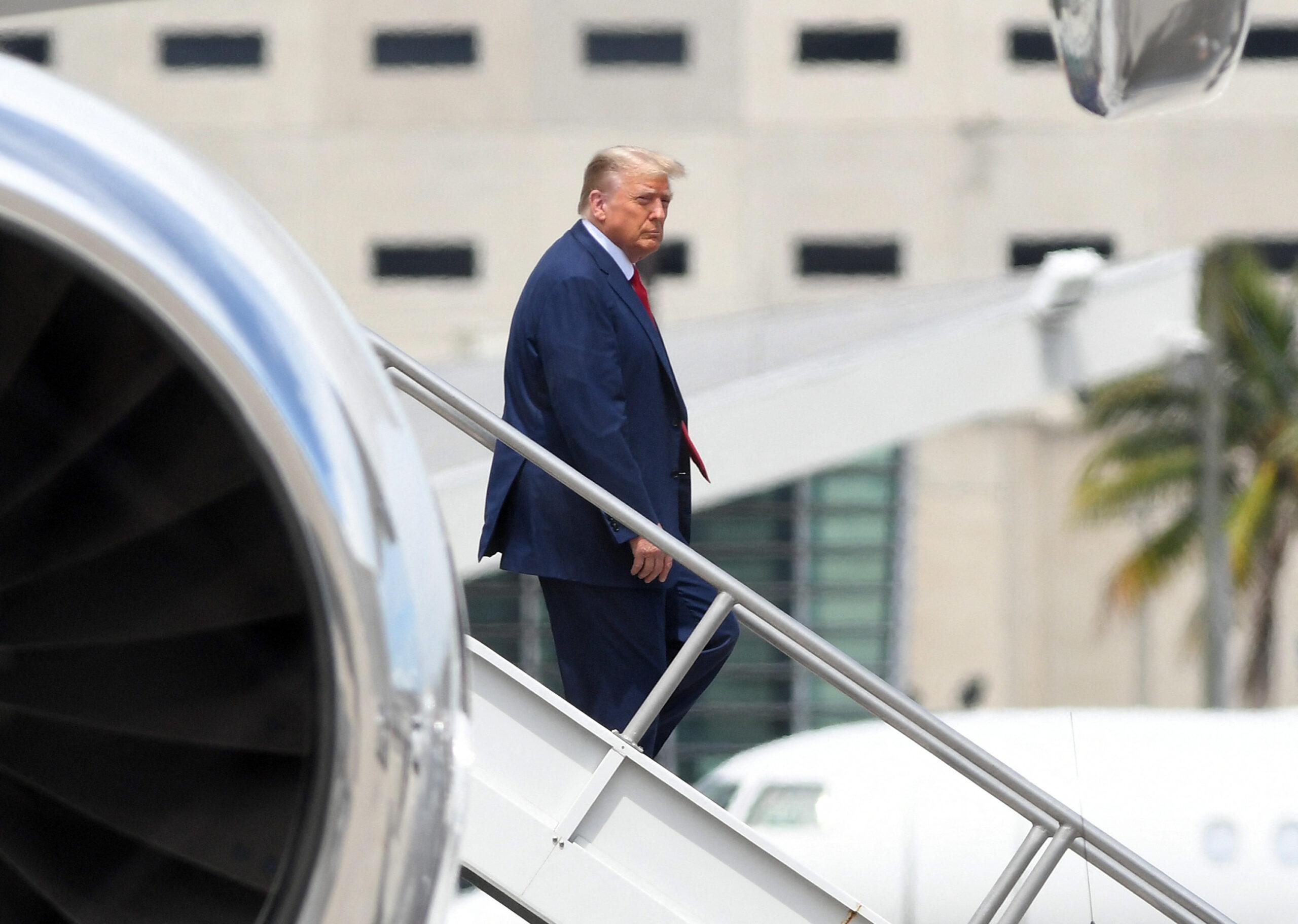 Donald Trump chega ao Aeroporto Internacional de Miami para sua acusação.