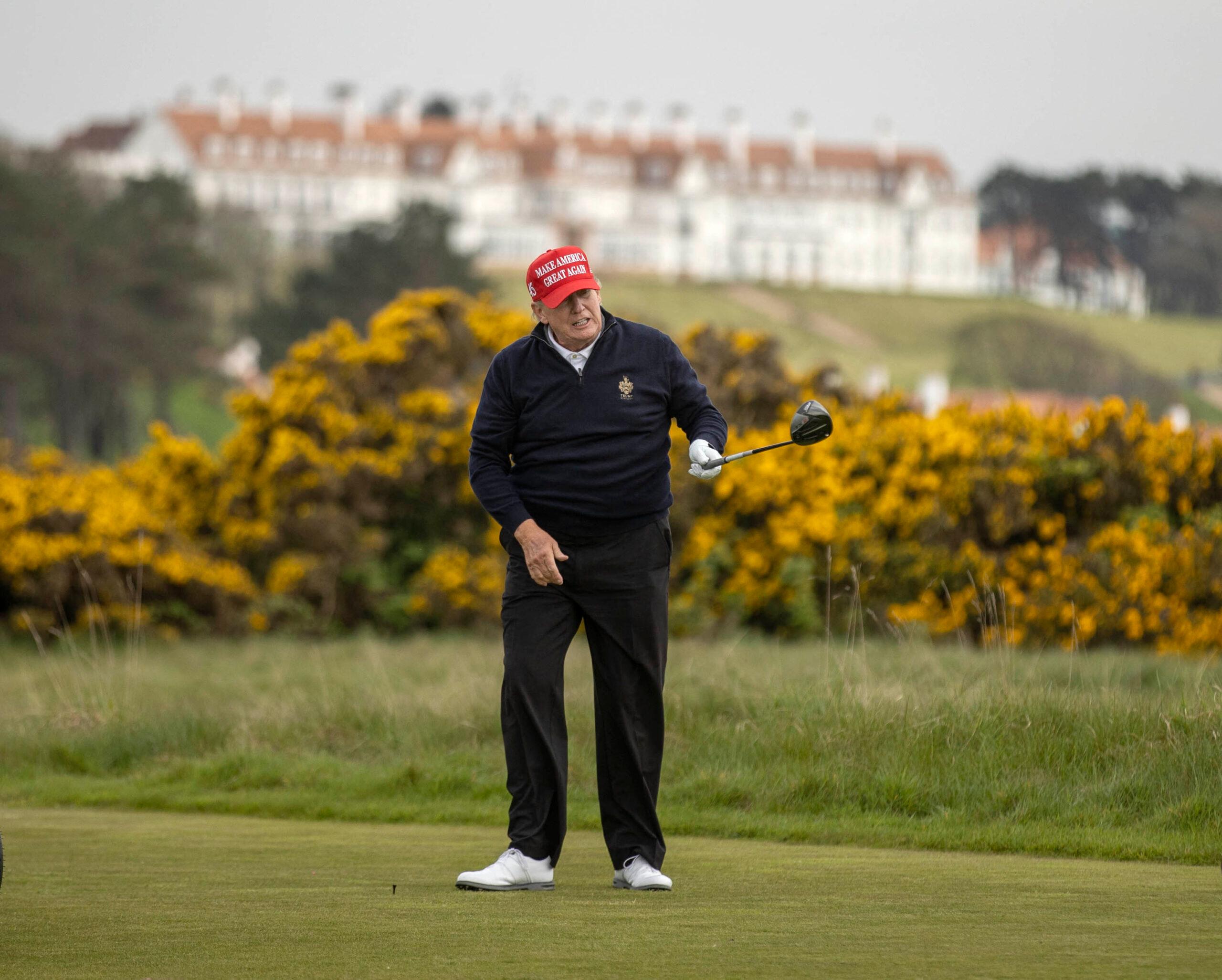 Donald Trump jogando golfe em seu resort Trump Turnberry em South Ayrshire