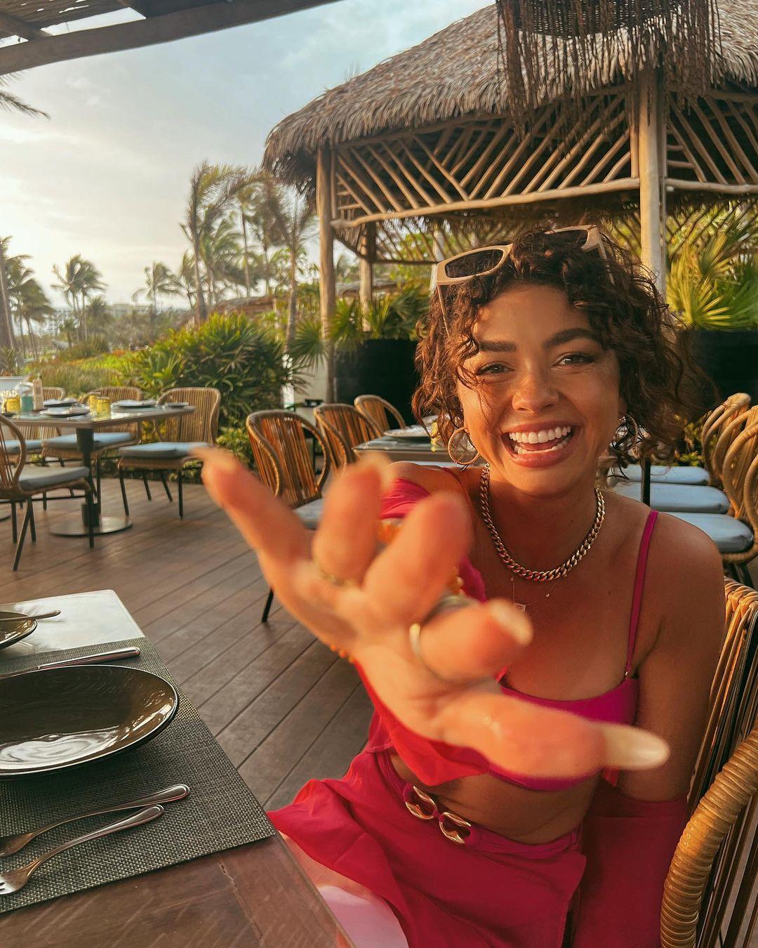 Sarah Hyland is a Barbie in vacation pics