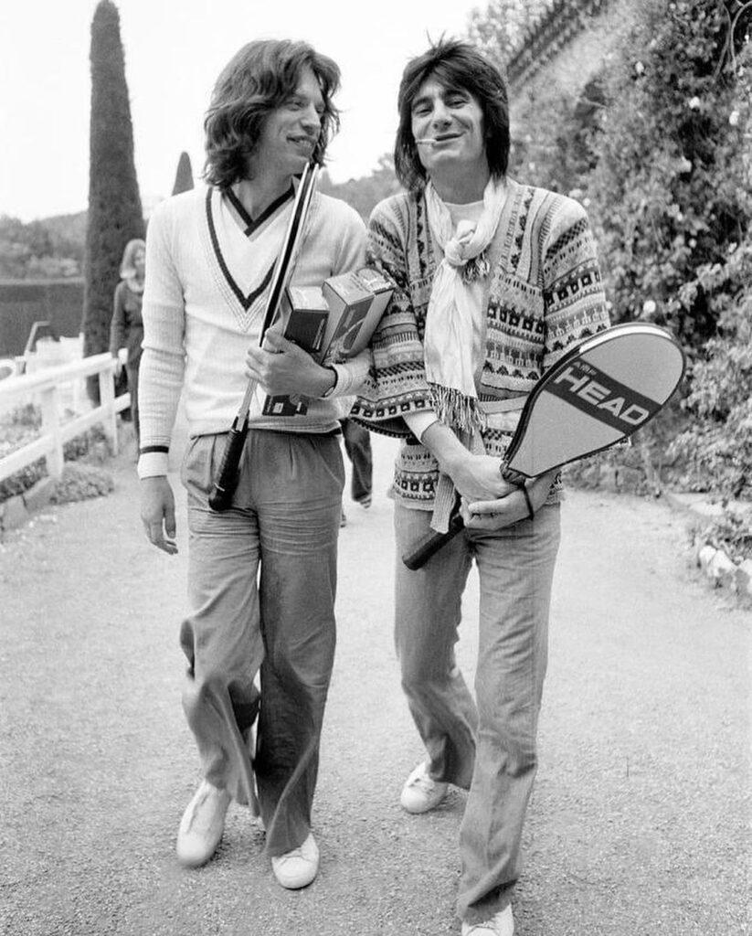 Ronnie Wood and Mick Jagger playing tennis