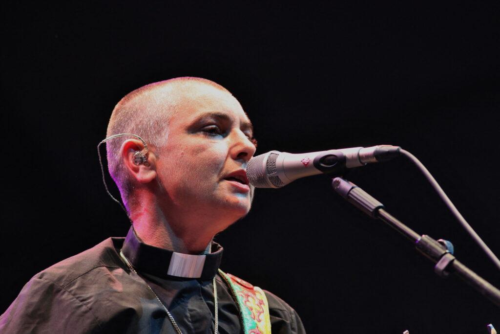 irish singer Sin ad O apos Connor passed away at 56 Live images in concert like a priest