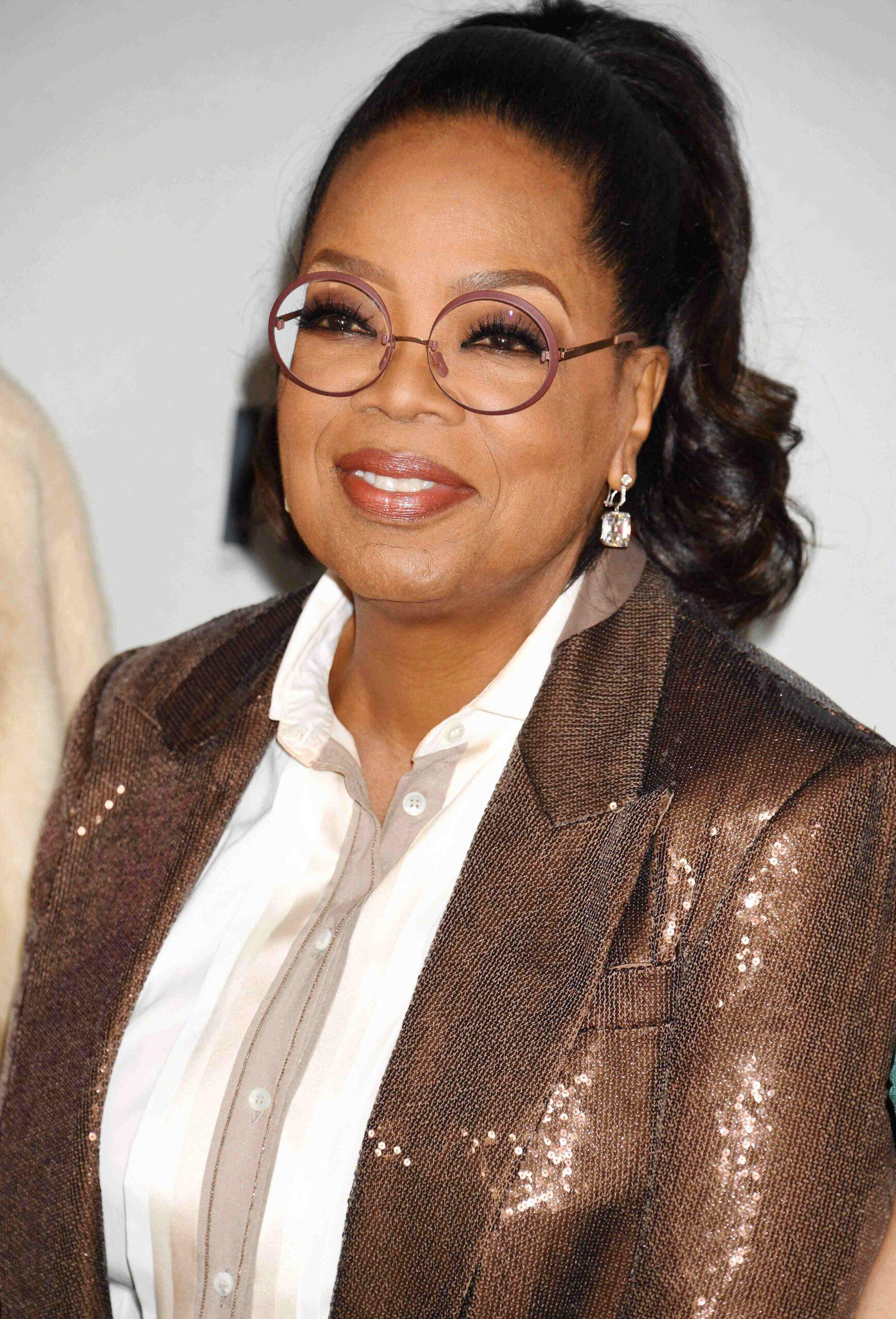 Oprah Winfrey no evento de estreia do tapete vermelho de Los Angeles para o Hulu 