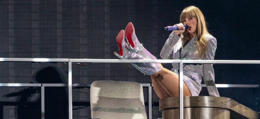 Taylor Swift puts her feet up in concert