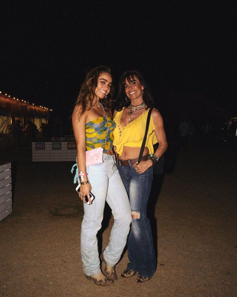 Sommer Ray and Shannon Ray posing side by side.