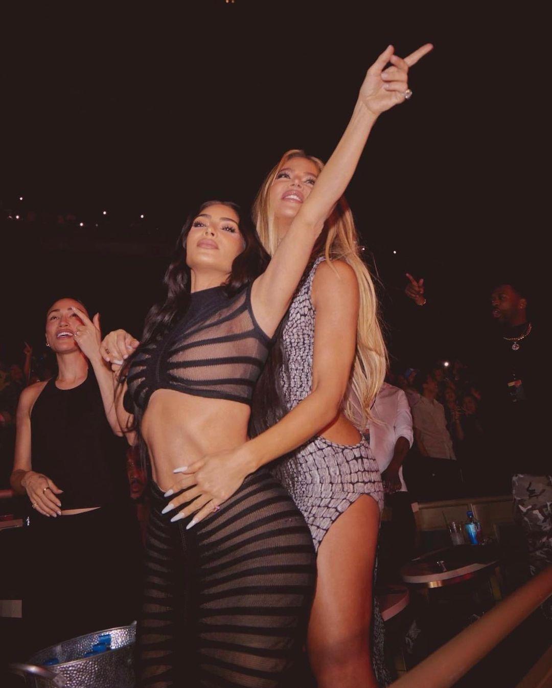 Khloé Kardashian clapped back at Kim Kardashian troll