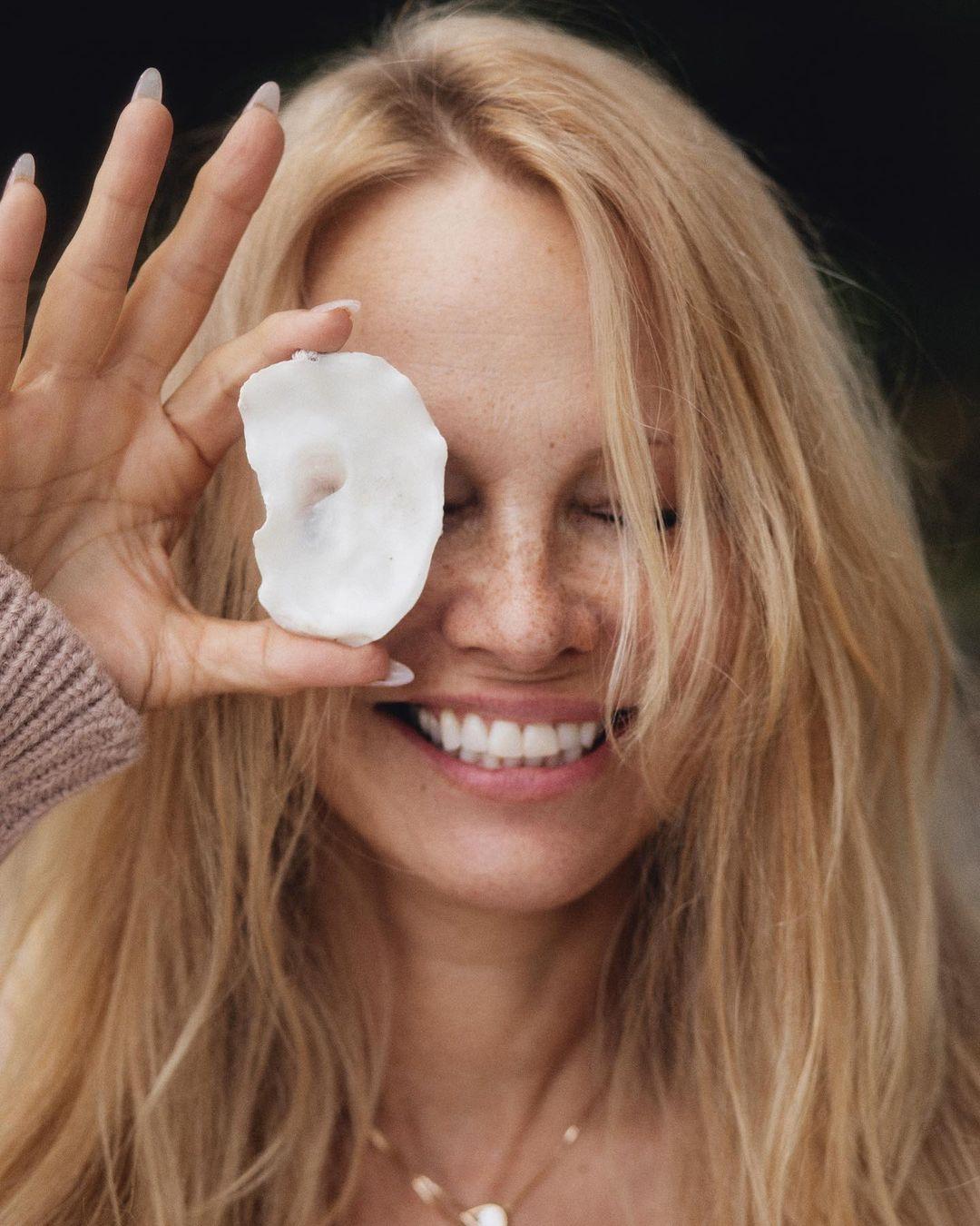 Pamela Anderson Wows Fans With Make-up Free Photo