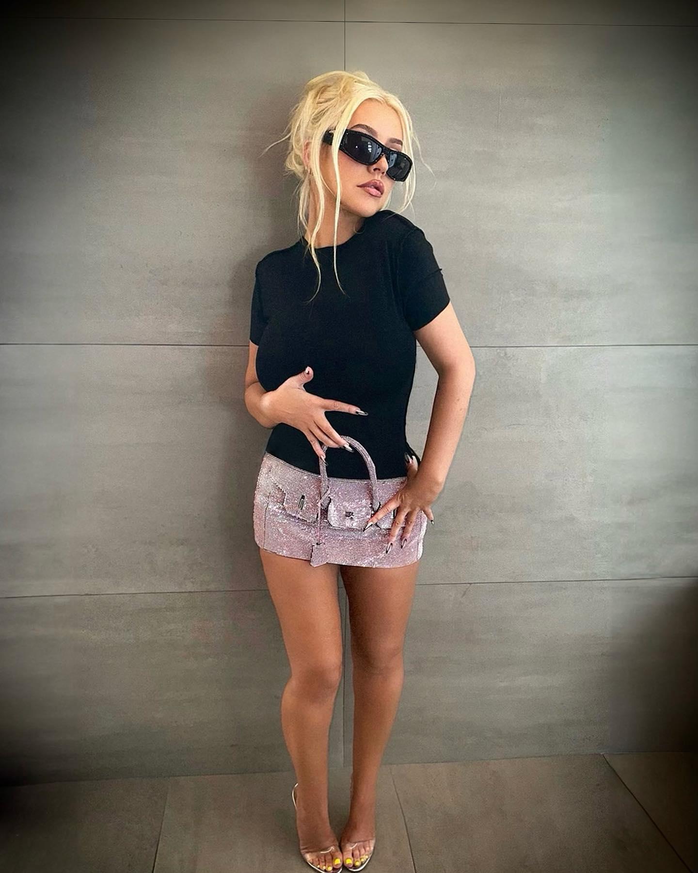Christina Aguilera 'Is In Her Bag' As Her Spotless Legs Commands Attention