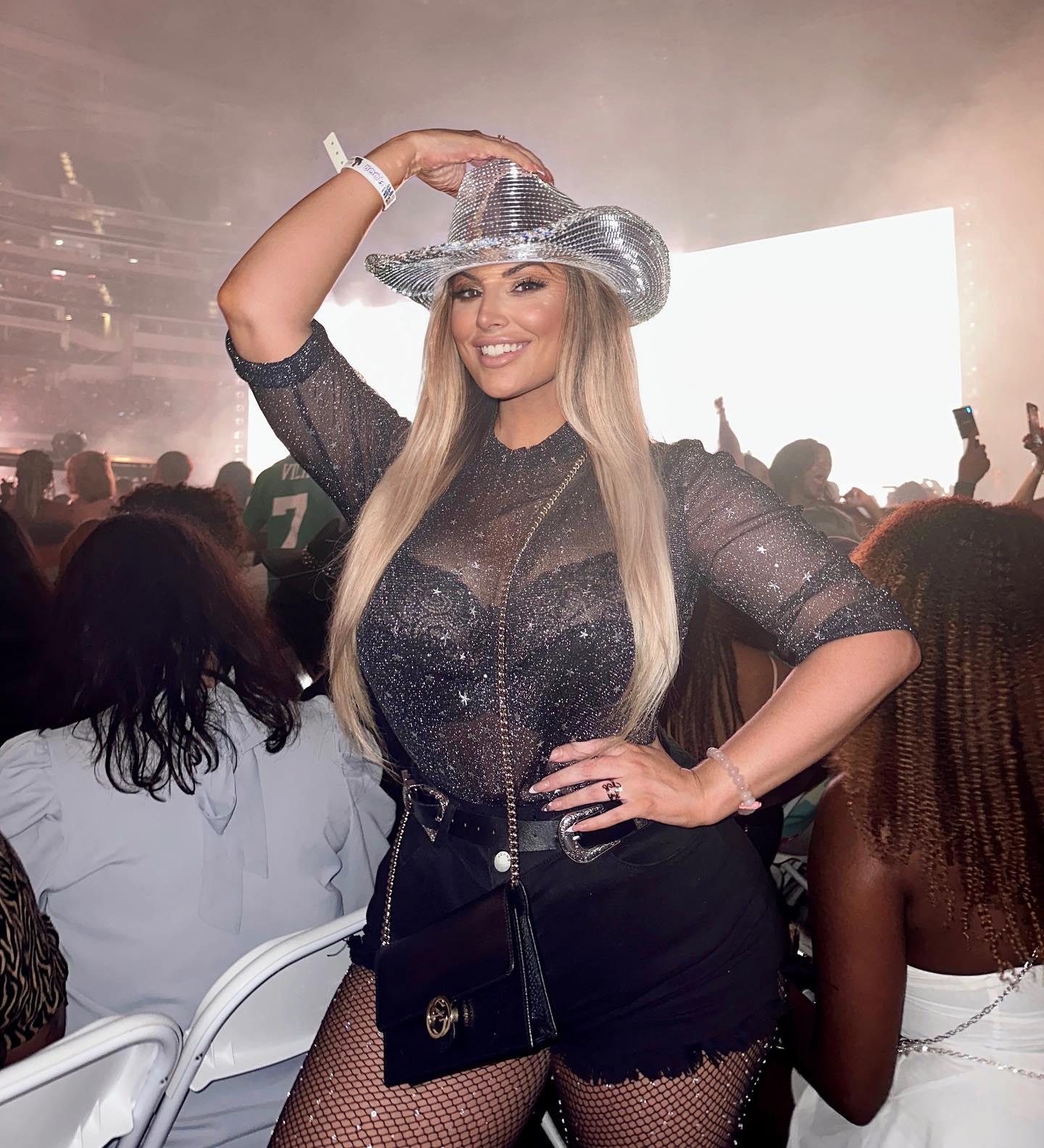 1440px x 1583px - Self Made Curve Model' Ashley Alexiss Wears See-Through Top To See BeyoncÃ©
