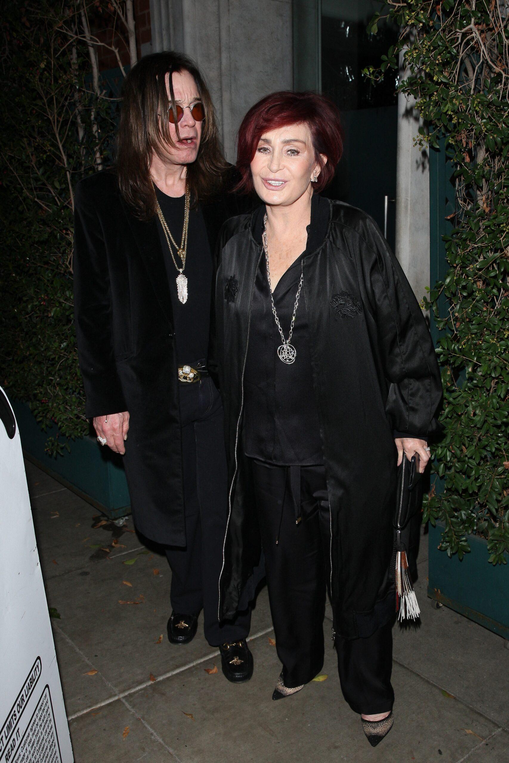 Ozzy e Sharon Osbourne de mãos dadas ao saírem do restaurante Mr Chow após comemorar a festa de 63 anos do Billy Idol