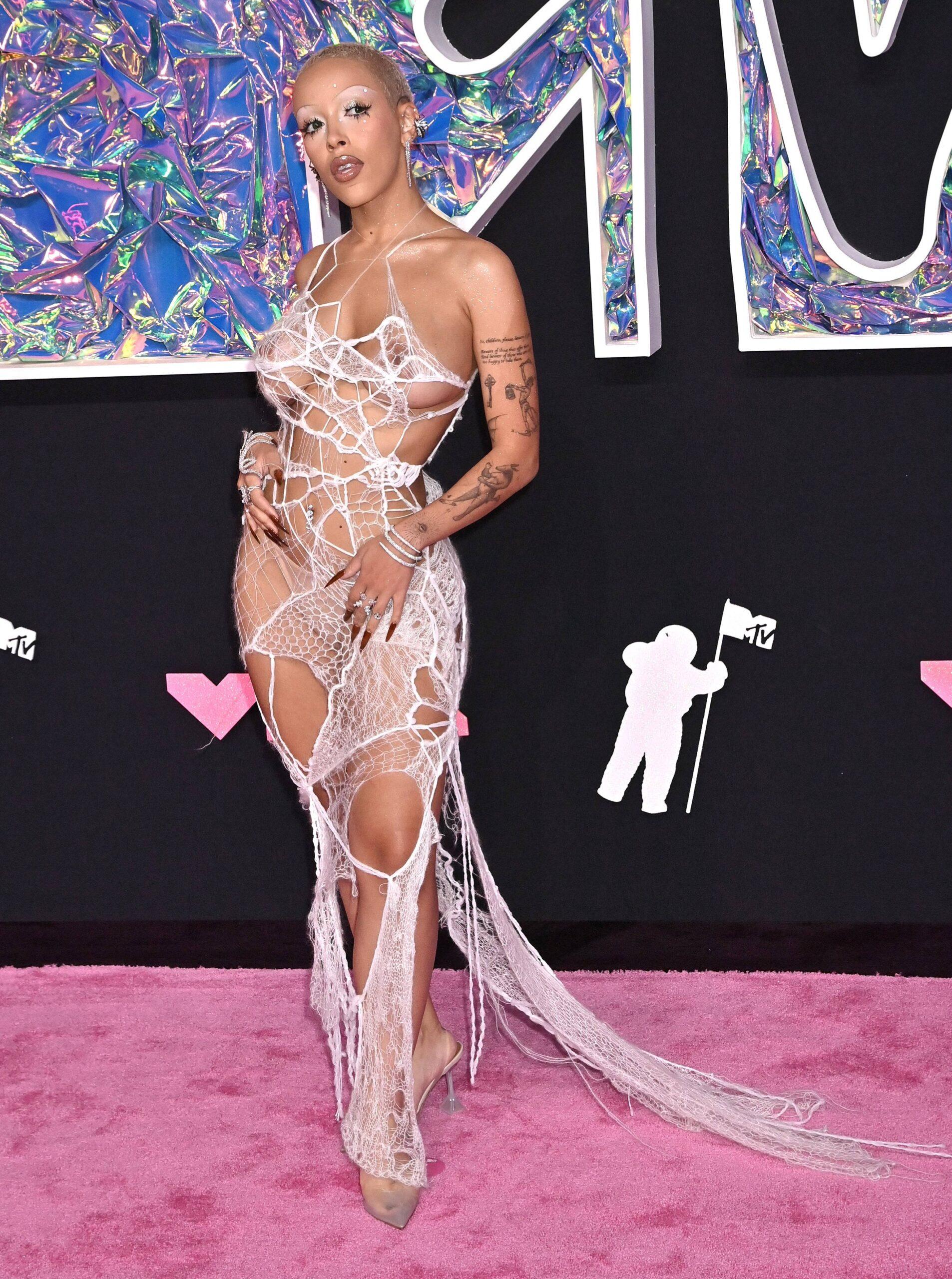 Doja Cat surpreende o VMA da MTV com performance e vestido de teia de aranha