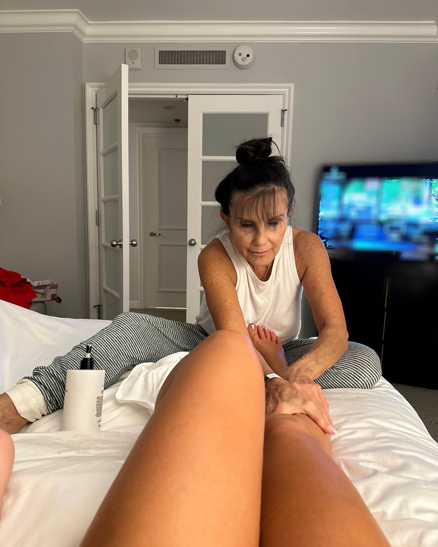 Lynne Spears Gives Daughter Jamie Lynn Spears A Leg Massage Following ‘DWTS’ Performance
