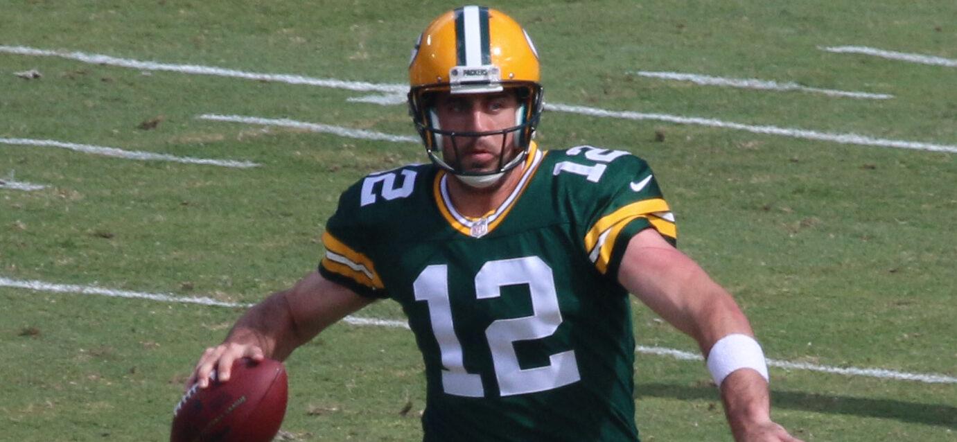 Aaron Rodgers May Attend Jets Game 'On Crutches' Following Season-Ending Surgery