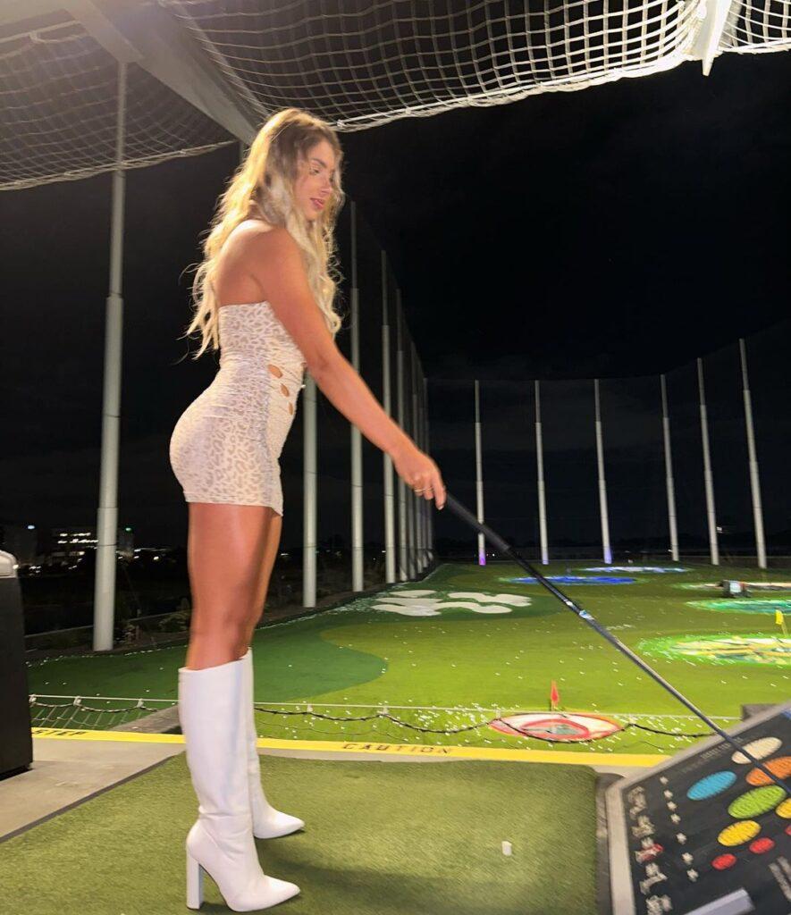 Andreea Dragoi plays top golf.